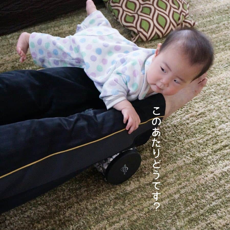 makikoさんのインスタグラム写真 - (makikoInstagram)「❤︎ 朝の一コマ👶🏻👴🏻☀️ ．  じーじの脚にひっつくことちゃん😊 ．  乗り越えようとして失敗（笑）🤣🤣 ．  平成最後の投稿も日常のもので（笑）😂🙏🏻 ．  #朝は特にご機嫌さん #よじ登って失敗 #動きが激しい #0歳 #生後8ヶ月 #女の子 #赤ちゃん #親バカ部」4月30日 20時25分 - batako93