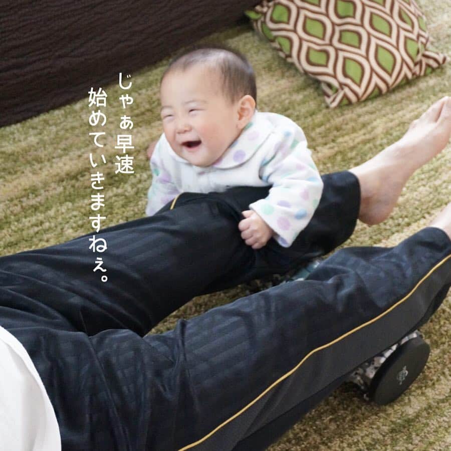makikoさんのインスタグラム写真 - (makikoInstagram)「❤︎ 朝の一コマ👶🏻👴🏻☀️ ．  じーじの脚にひっつくことちゃん😊 ．  乗り越えようとして失敗（笑）🤣🤣 ．  平成最後の投稿も日常のもので（笑）😂🙏🏻 ．  #朝は特にご機嫌さん #よじ登って失敗 #動きが激しい #0歳 #生後8ヶ月 #女の子 #赤ちゃん #親バカ部」4月30日 20時25分 - batako93