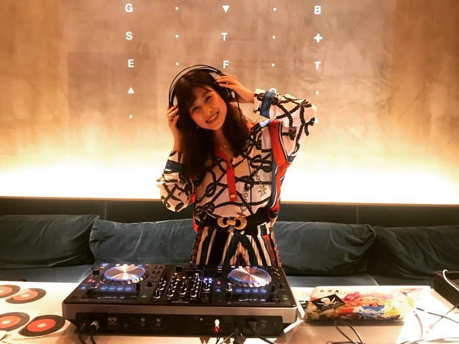 高樹リサさんのインスタグラム写真 - (高樹リサInstagram)「平成最後のはじめての挑戦はDJ😂 @hotelsheosaka で行われたinstant galaというイベントにて🎶 . 場内を彩るのは"思い出の服"を着て集まったお客さん達を始め、平成の思い出が詰まった洋服達のセレクトショップに、平成を思い出すドラマや映画、雑誌などがたっぷり置かれたコンセプトルームたち。 . ぽーっと生きてた気もする平成。それでも私は25年過ごしていて、大切な思い出がいっぱい。これを全て抱きしめて新しい時代に飛び込むのだ。そんなインプットもアウトプットもさせてくれる素敵なイベントでした。 肝心のDJは難しかった😂 樋口パイセンに教えてもらいながら勉強させてもらいました💿 練習しますっ😎🙌 ありがとうございました🙇‍♀️ #instantgala #思い出の服 #平成」4月30日 20時28分 - lisalisa_takagi