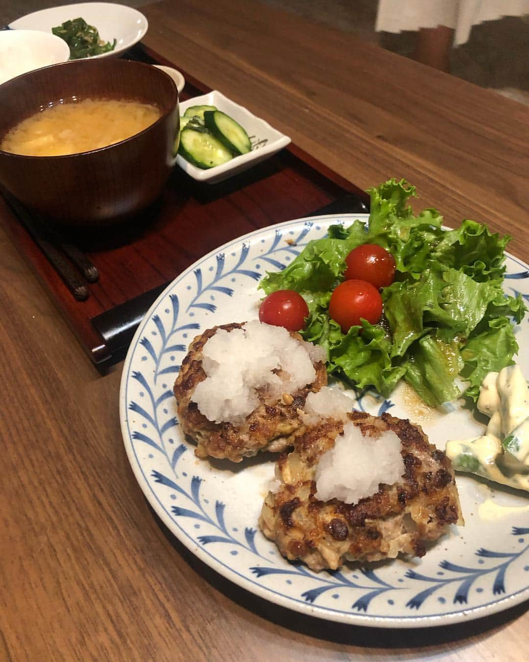 三原勇希さんのインスタグラム写真 - (三原勇希Instagram)「美味しさに感動するとか、好きなお店を新たに見つけるとか、行ってみたいと思ってたところに足を運ぶとか、とっておきの店に好きな人を連れて行くとか、そんなことでも日々はとても充実するので㌃  平成最後のごはんは、みなみママが作ってくれたハンバーグ❤️ #たべすぎ」4月30日 20時34分 - yuukimeehaa