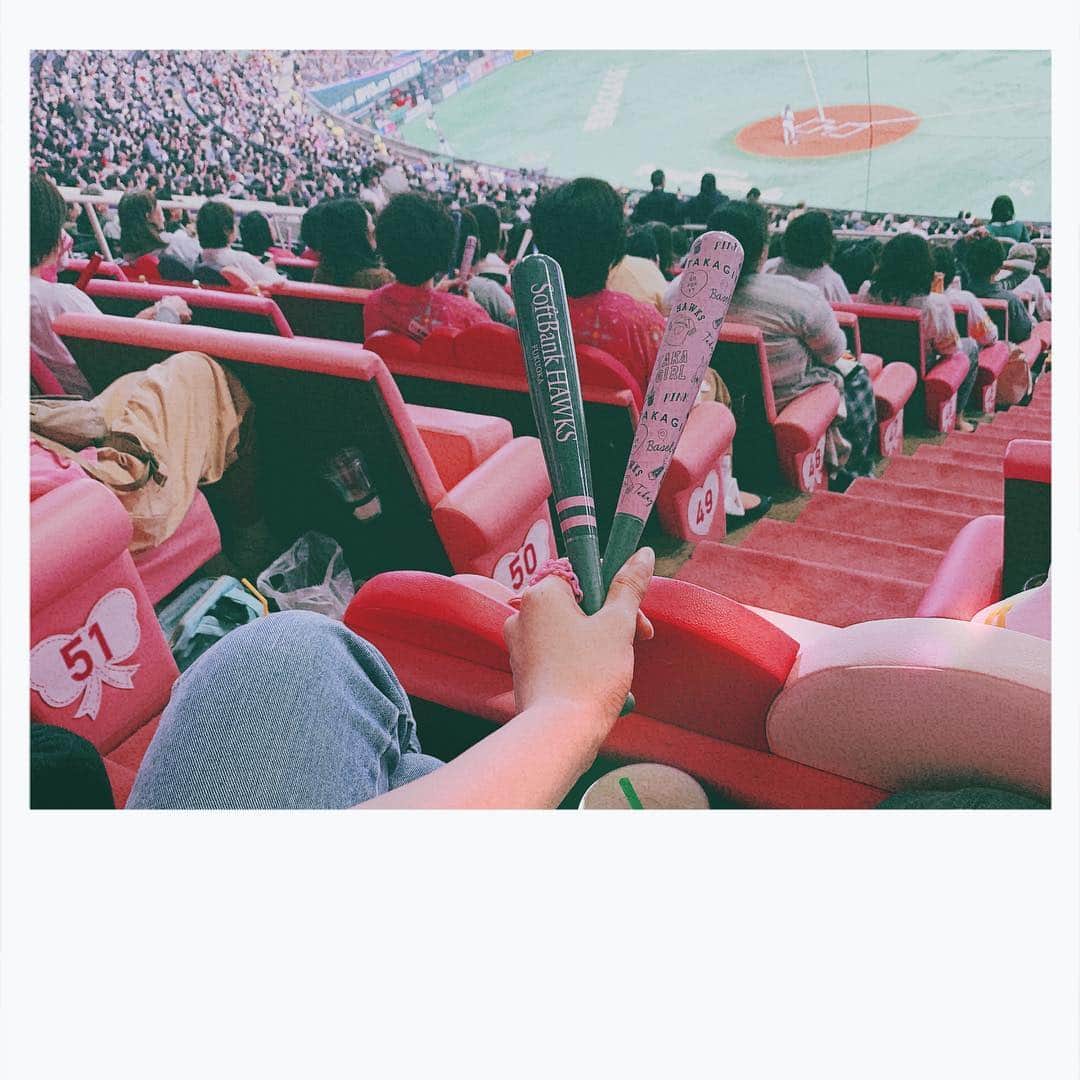美舞さんのインスタグラム写真 - (美舞Instagram)「★ . 平成最後のヤフオクドーム ⚾︎ 最高の試合だったあの日 、、、 #タカガールシート❤︎キレイモ で観戦してました💗 ピンクの可愛いソファー席で、 女性専用の シート です ✌︎ 平成最後のヤフオクドームでの試合を キレイモシートで見れて、 そして なにより 勝てて😮💗 最高の締めくくりーー ✌︎✌︎ . #100パーセントタカガール #タカガール #福岡parco #たかコ #kireimo #キレイモ #ソフトバンクホークス #令和 #全力応援 #スポーツ #fukuoka #スポーツ観戦 #野球 #プロ野球 #平成#sbhawks」4月30日 20時42分 - mibuki__.39