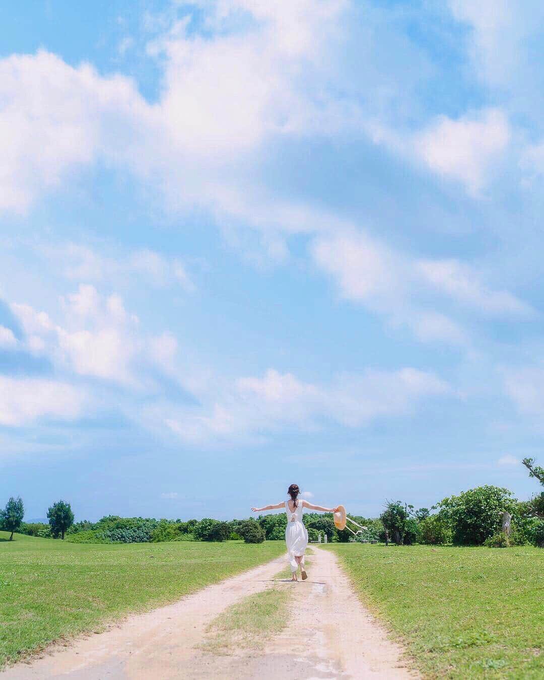 mikicoco00のインスタグラム：「* * 平成ありがとう♡ 新しい時代も沢山笑って過ごせますように🦙🌱 * * 「晴れた－ひゃっほう🕺」てやってる所笑 * * * * * #平成最後#ありがとう#平成#青春#感謝 #令和#楽しみ#青空#空#綺麗#沖縄#大好き」