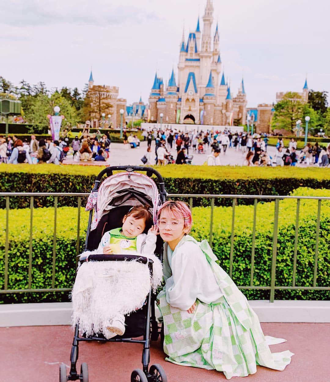 サオリリスのインスタグラム：「バースデーガールとディズニーランド🏰❤️ ・ はじめてのディズニーランドだから、どんな顔するかと思ってたんだけど、着くなり寝てしまうのがきっからしかった。なんとか撮った写真もボーっと眠たげ。笑 きっかが寝てる間に耳買って被って夫婦で撮影会したり、さんぽしながら他愛もない話したり、この3年を思い出したり、其々ネットに接続したりした。 ・ きっかが目覚めて少しして、エレクトリカルパレードが始まった。きっかはあのピカピカと、たくさんの"おひーしゃま"(お姫様のこと)にときめいて、目を輝かせていた。 おひーしゃまがこちら側を見て手を振り投げキッスすると、娘は「きっちゃん、おたんじょうびおめでとうっていってくれた」と脳内変換して喜んでいた。笑 ・ きっかにティンカーベルの衣装を着せていたけど、あまりにも寒くて写真撮れなかったから、家に帰って撮影。 ・ ・ ・ @kakikukekikka #mama #instamama #ママ #女の子ママ #育児 #子育て #ママファッション #instafashion #baby #babygirl #instababy #ig_baby #babyfashion #kids #girl #instakids  #ig_kids #kidsfashion」