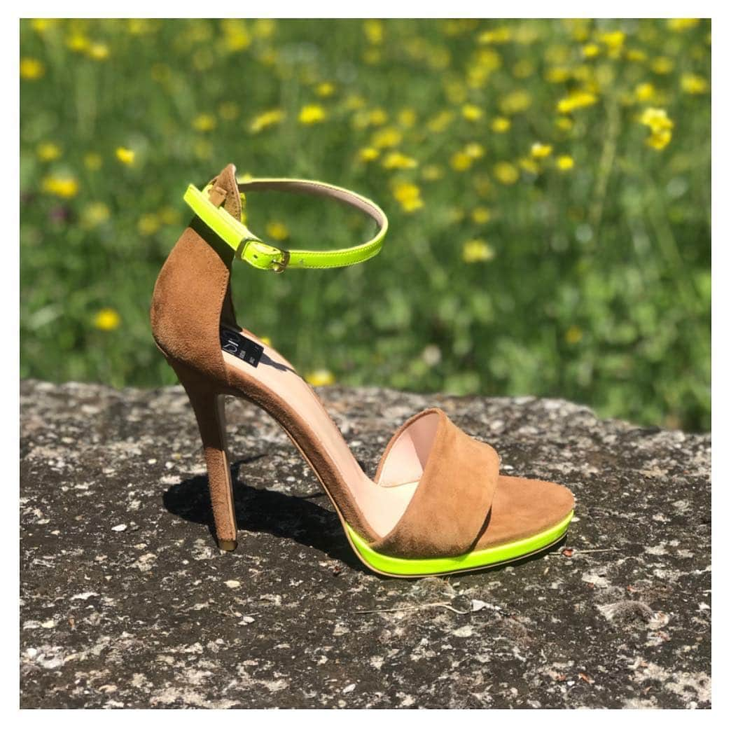 イズロさんのインスタグラム写真 - (イズロInstagram)「#islo #isloisabellalorusso #isloshoes #shoes #sandals #sandali #highheels #suede #bicolor #cuoio #fluo #tacchi #tacchialti #fashion #style #glam #summer #nature #shoesaddict #inlove #women #shopping #shoponline #shoppingonline #maibanale #madeinitaly  #soraya #staytuned」4月30日 20時49分 - islo_isabellalorusso