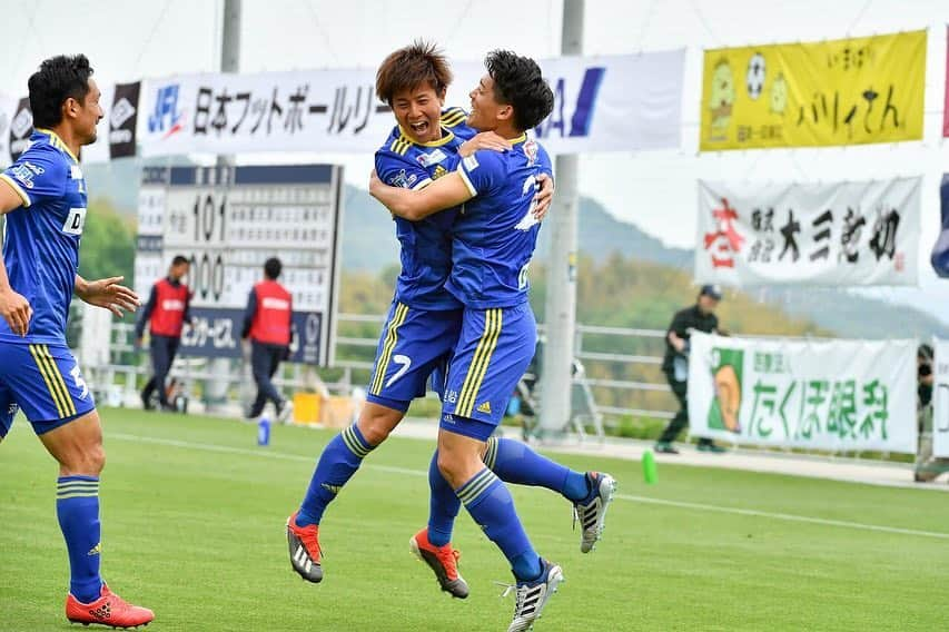 橋本英郎さんのインスタグラム写真 - (橋本英郎Instagram)「鈴鹿アンリミテッドFC戦勝利！ ． 喜びの瞬間の写真を貰ったので2枚ほど。 ． ヒーローは、楠美選手。 ． ヴェルディユースからトップに昇格したけどなかなか活躍出来ず今治に移籍してきて早3年目。 ． 今年成長中の彼がチームを引っ張っています。 ． スタジアムもサポーターがタオルを広げて鼓舞してくれてます！ ． ． 平成最後の夜。。 ． 1人で焼肉丼からのショートケーキ。 ． 令和も楽しく！ ． 明日から頑張ろう！ ． #fc今治  #楠美圭史  #橋本英郎  #勝利  #明日から令和  #日々精進」4月30日 20時52分 - hideohashimoto