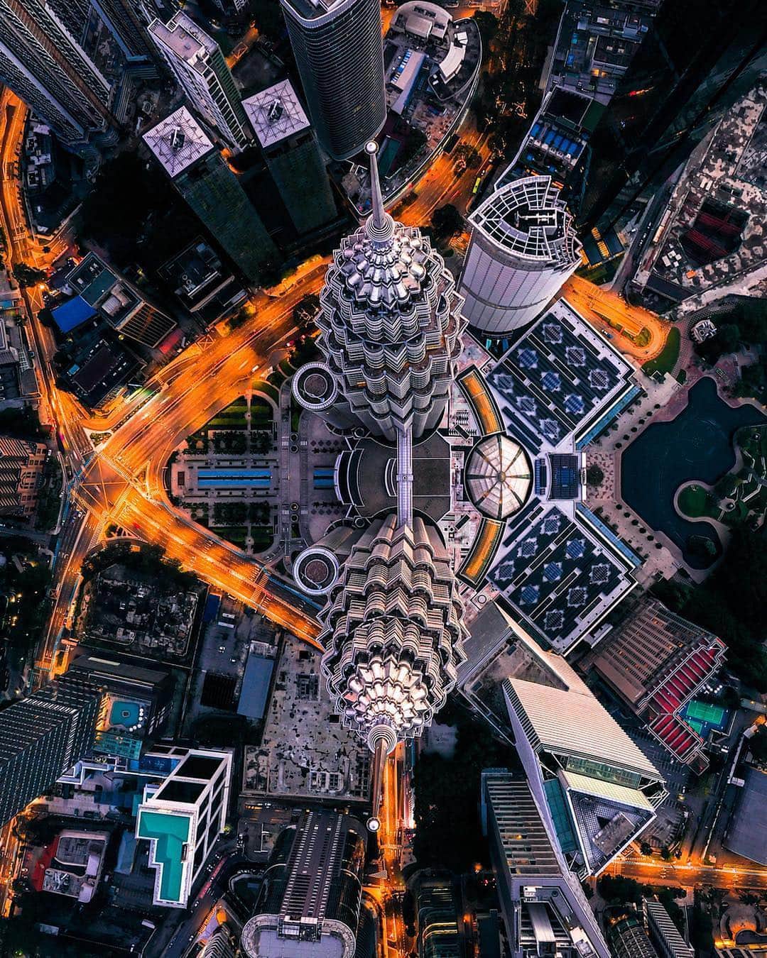 キャセイパシフィック航空さんのインスタグラム写真 - (キャセイパシフィック航空Instagram)「Find balance from any angle. The symbiotic spires of the #PETRONASTwinTowers pierce the skies above #KualaLumpur, a harmonic display that will satisfy any perfectionist's soul. #TravelAdventures ⠀⠀⠀⠀⠀⠀⠀⠀⠀ ⠀⠀⠀⠀⠀⠀⠀⠀⠀ #吉隆坡 #雙子塔 的尖頂直奔天際，大樓外每一個尖角也互相對稱，展現和諧，無論從哪一個角度眺望，都近乎完美無暇，讓人驚艷。⠀⠀⠀⠀⠀⠀⠀ ⠀⠀⠀⠀⠀⠀⠀⠀⠀ Credit: @zed.photography.zone」4月30日 20時53分 - cathaypacific