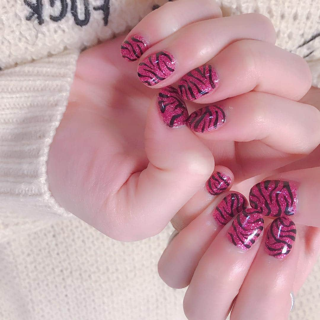 なかやまちえこさんのインスタグラム写真 - (なかやまちえこInstagram)「Pink×zebra🦓 グリッターは私物 柄は気まぐれピグメントハイリッチ 黒 #nail #nails #nailart #ネイル #美甲 #ネイルアート  #clou #nagel #ongle #ongles #unghia #japanesenailart #manucure #네일 #젤네일 #네일아트 #네일리스트 #japanesenails #manicurist #gelnails #グリッターネイル #glitternails #zebranails #アニマルネイル #animalnails #AMIAYA #ami ちゃん」4月30日 20時55分 - chiekonakayama