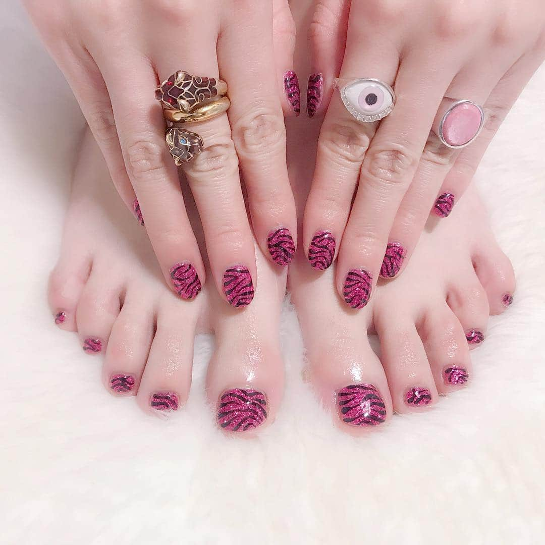 なかやまちえこさんのインスタグラム写真 - (なかやまちえこInstagram)「Pink×zebra🦓 グリッターは私物 柄は気まぐれピグメントハイリッチ 黒 #nail #nails #nailart #ネイル #美甲 #ネイルアート  #clou #nagel #ongle #ongles #unghia #japanesenailart #manucure #네일 #젤네일 #네일아트 #네일리스트 #japanesenails #manicurist #gelnails #グリッターネイル #glitternails #zebranails #アニマルネイル #animalnails #AMIAYA #ami ちゃん」4月30日 20時55分 - chiekonakayama