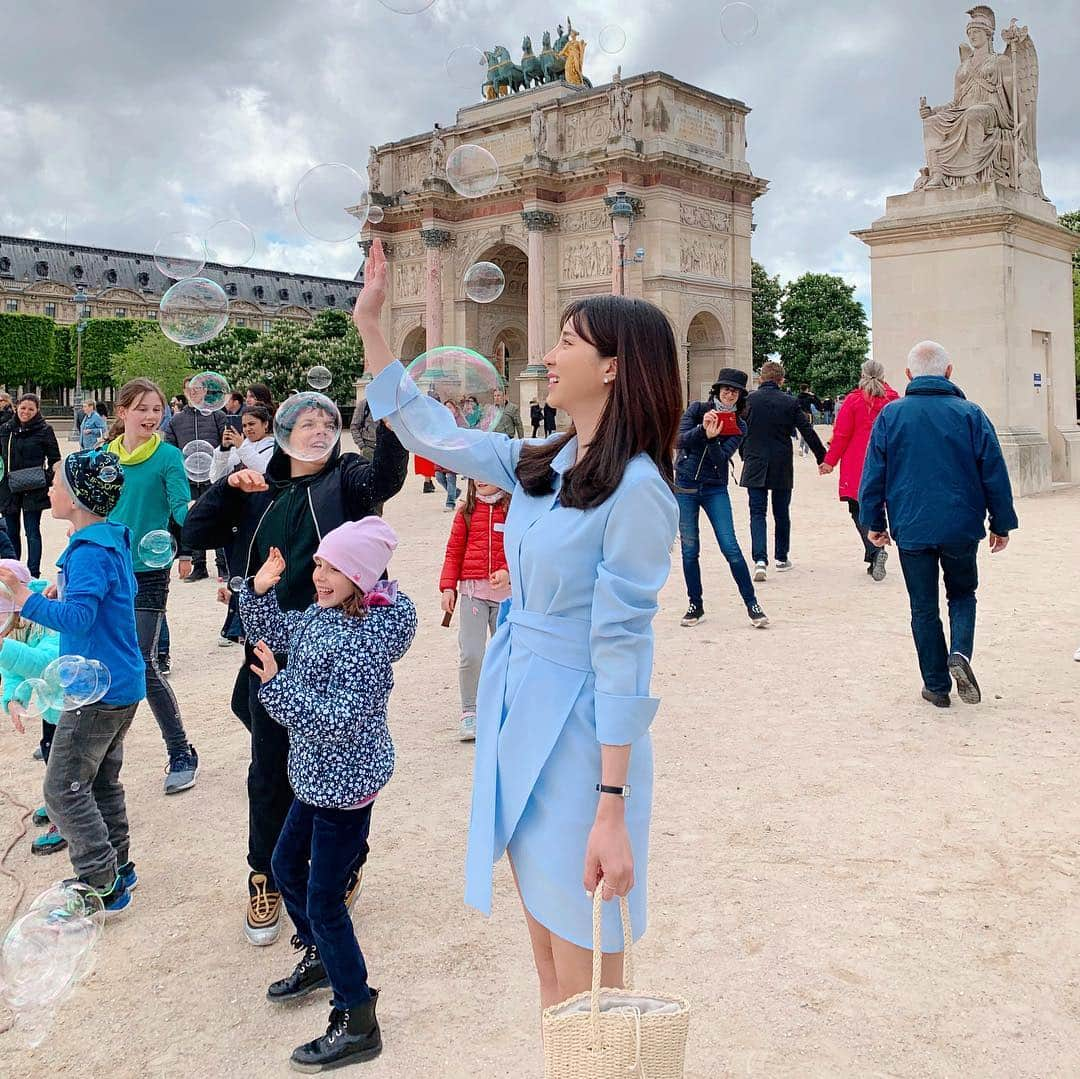 カン・ヘヨンさんのインスタグラム写真 - (カン・ヘヨンInstagram)「#paris #france #louvre 🇫🇷 #루브르박물관  뭐라 표현할수 없는 평화롭고 사랑이 넘치는 동화속으로 들어온것 같았다💙 왠지 백마탄 왕자님이 뿅하고 나타나서 꽃다발을 선물해 주고 갈것 같았던, 동심과 상상이...ㅋㅋㅋ마구마구 샘솟았던 곳🙈..... ㅋㅋㅋㅋㅋㅋㅋ  비눗방울 하나에 애나 어른이나 꺄르륵😋」4月30日 20時56分 - mangdoo_noona