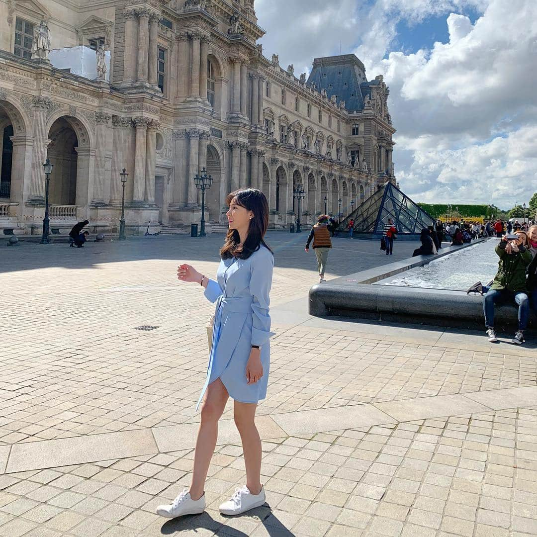 カン・ヘヨンさんのインスタグラム写真 - (カン・ヘヨンInstagram)「#paris #france #louvre 🇫🇷 #루브르박물관  뭐라 표현할수 없는 평화롭고 사랑이 넘치는 동화속으로 들어온것 같았다💙 왠지 백마탄 왕자님이 뿅하고 나타나서 꽃다발을 선물해 주고 갈것 같았던, 동심과 상상이...ㅋㅋㅋ마구마구 샘솟았던 곳🙈..... ㅋㅋㅋㅋㅋㅋㅋ  비눗방울 하나에 애나 어른이나 꺄르륵😋」4月30日 20時56分 - mangdoo_noona