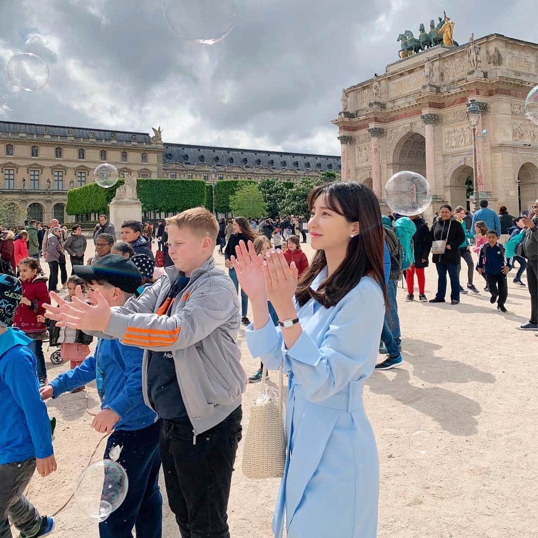 カン・ヘヨンさんのインスタグラム写真 - (カン・ヘヨンInstagram)「#paris #france #louvre 🇫🇷 #루브르박물관  뭐라 표현할수 없는 평화롭고 사랑이 넘치는 동화속으로 들어온것 같았다💙 왠지 백마탄 왕자님이 뿅하고 나타나서 꽃다발을 선물해 주고 갈것 같았던, 동심과 상상이...ㅋㅋㅋ마구마구 샘솟았던 곳🙈..... ㅋㅋㅋㅋㅋㅋㅋ  비눗방울 하나에 애나 어른이나 꺄르륵😋」4月30日 20時56分 - mangdoo_noona