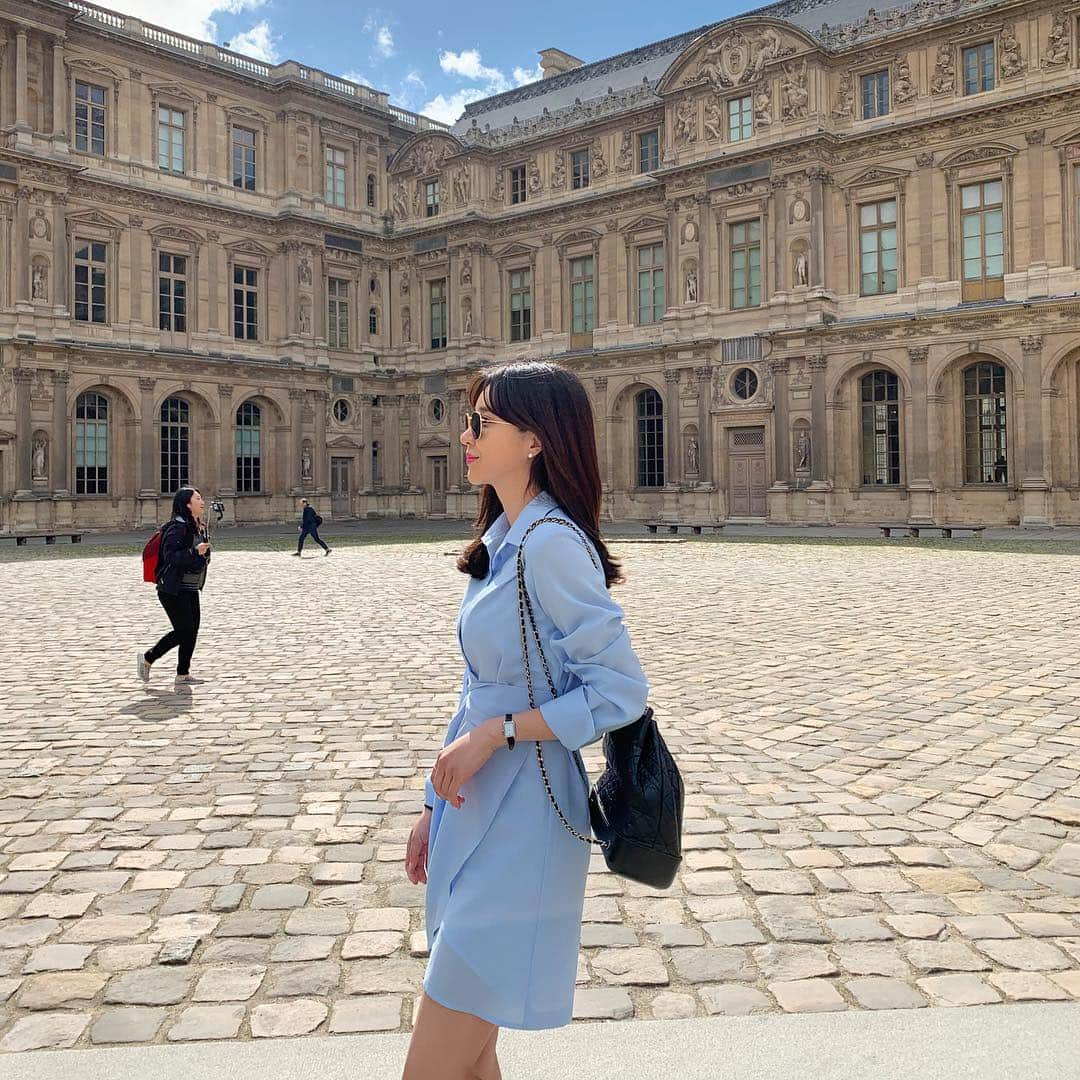 カン・ヘヨンさんのインスタグラム写真 - (カン・ヘヨンInstagram)「#paris #france #louvre 🇫🇷 #루브르박물관  뭐라 표현할수 없는 평화롭고 사랑이 넘치는 동화속으로 들어온것 같았다💙 왠지 백마탄 왕자님이 뿅하고 나타나서 꽃다발을 선물해 주고 갈것 같았던, 동심과 상상이...ㅋㅋㅋ마구마구 샘솟았던 곳🙈..... ㅋㅋㅋㅋㅋㅋㅋ  비눗방울 하나에 애나 어른이나 꺄르륵😋」4月30日 20時56分 - mangdoo_noona