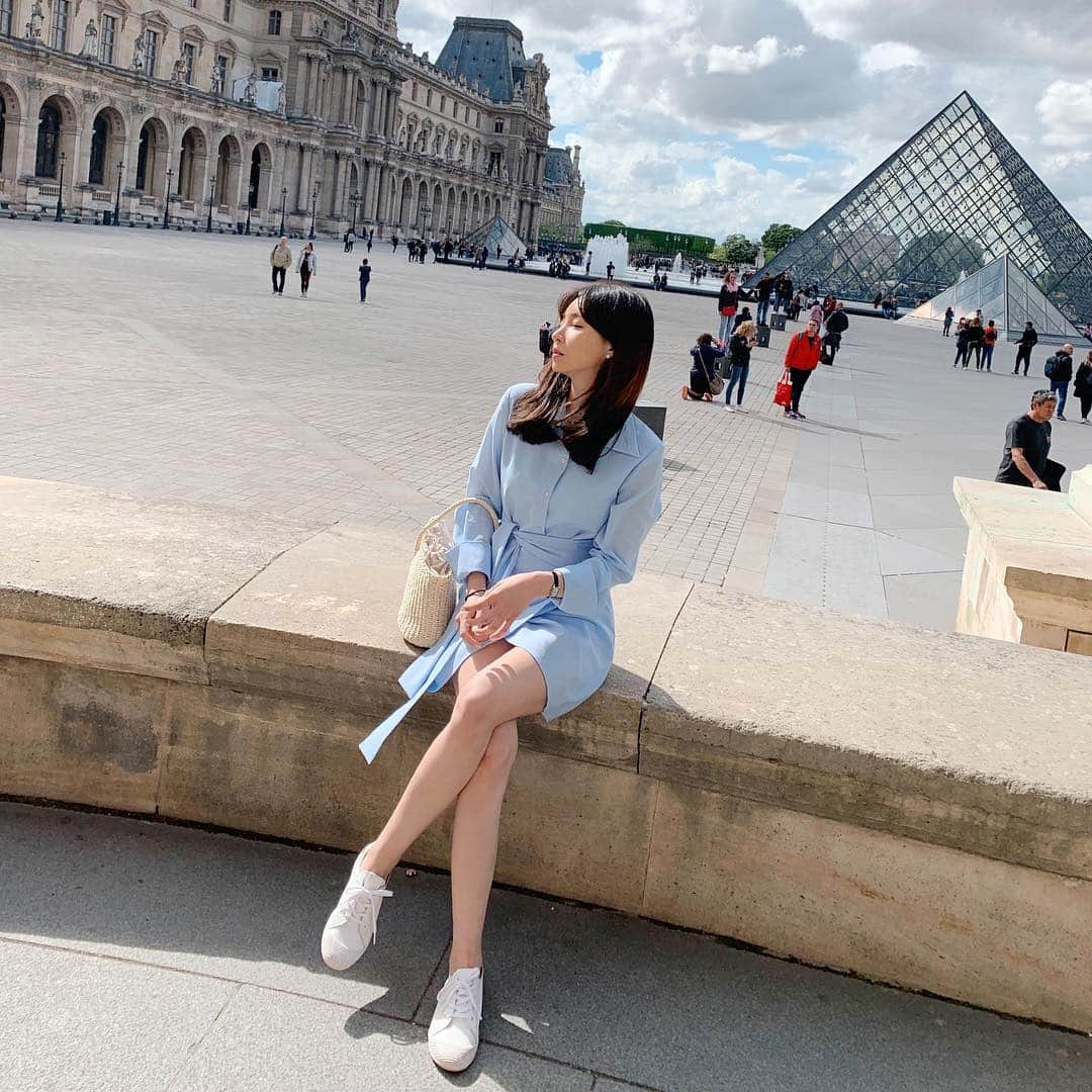 カン・ヘヨンさんのインスタグラム写真 - (カン・ヘヨンInstagram)「#paris #france #louvre 🇫🇷 #루브르박물관  뭐라 표현할수 없는 평화롭고 사랑이 넘치는 동화속으로 들어온것 같았다💙 왠지 백마탄 왕자님이 뿅하고 나타나서 꽃다발을 선물해 주고 갈것 같았던, 동심과 상상이...ㅋㅋㅋ마구마구 샘솟았던 곳🙈..... ㅋㅋㅋㅋㅋㅋㅋ  비눗방울 하나에 애나 어른이나 꺄르륵😋」4月30日 20時56分 - mangdoo_noona