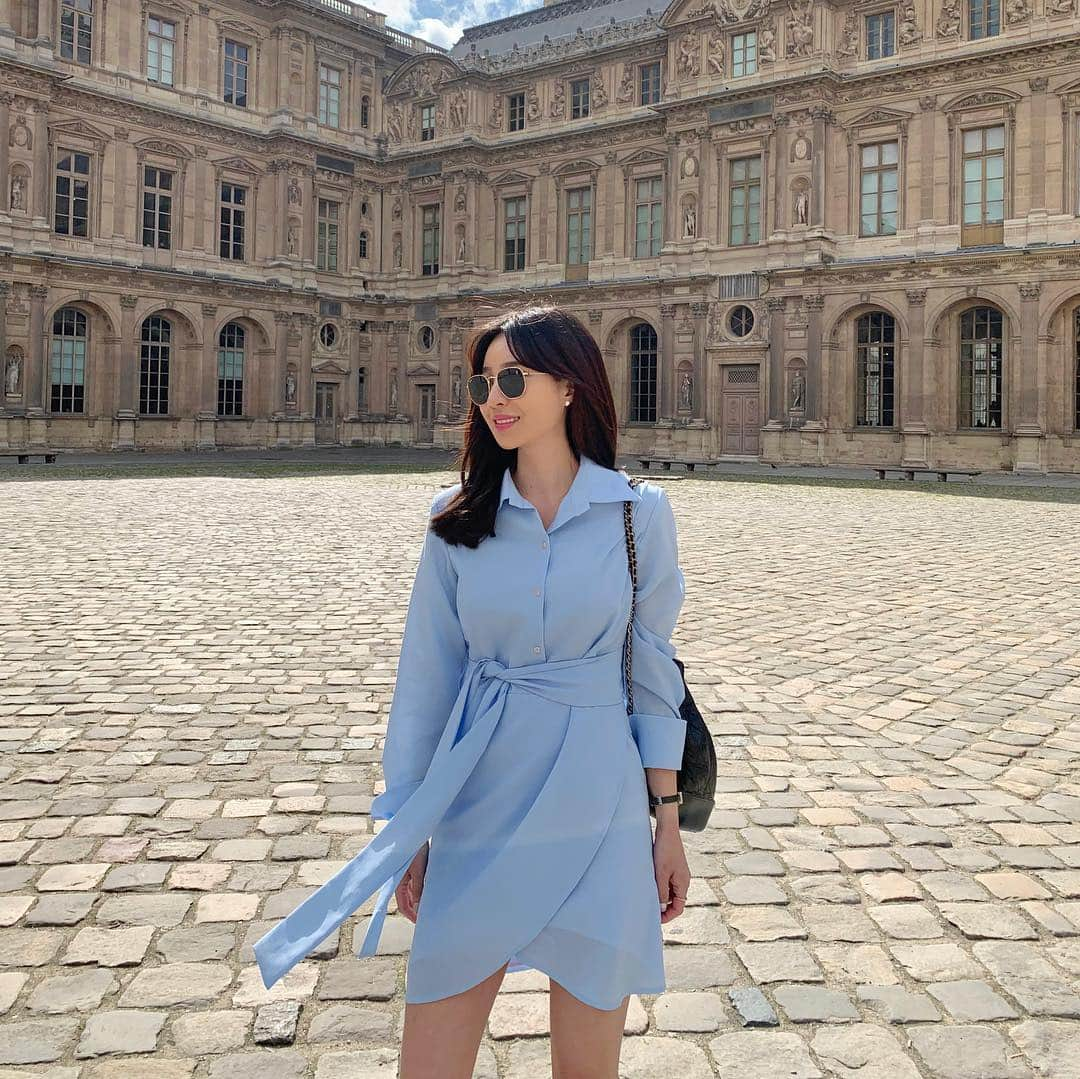 カン・ヘヨンさんのインスタグラム写真 - (カン・ヘヨンInstagram)「#paris #france #louvre 🇫🇷 #루브르박물관  뭐라 표현할수 없는 평화롭고 사랑이 넘치는 동화속으로 들어온것 같았다💙 왠지 백마탄 왕자님이 뿅하고 나타나서 꽃다발을 선물해 주고 갈것 같았던, 동심과 상상이...ㅋㅋㅋ마구마구 샘솟았던 곳🙈..... ㅋㅋㅋㅋㅋㅋㅋ  비눗방울 하나에 애나 어른이나 꺄르륵😋」4月30日 20時56分 - mangdoo_noona