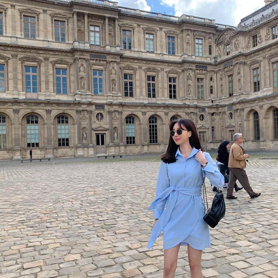 カン・ヘヨンさんのインスタグラム写真 - (カン・ヘヨンInstagram)「#paris #france #louvre 🇫🇷 #루브르박물관  뭐라 표현할수 없는 평화롭고 사랑이 넘치는 동화속으로 들어온것 같았다💙 왠지 백마탄 왕자님이 뿅하고 나타나서 꽃다발을 선물해 주고 갈것 같았던, 동심과 상상이...ㅋㅋㅋ마구마구 샘솟았던 곳🙈..... ㅋㅋㅋㅋㅋㅋㅋ  비눗방울 하나에 애나 어른이나 꺄르륵😋」4月30日 20時56分 - mangdoo_noona