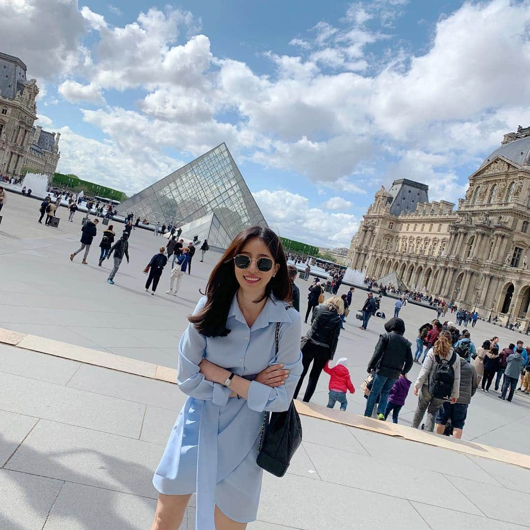 カン・ヘヨンさんのインスタグラム写真 - (カン・ヘヨンInstagram)「#paris #france #louvre 🇫🇷 #루브르박물관  뭐라 표현할수 없는 평화롭고 사랑이 넘치는 동화속으로 들어온것 같았다💙 왠지 백마탄 왕자님이 뿅하고 나타나서 꽃다발을 선물해 주고 갈것 같았던, 동심과 상상이...ㅋㅋㅋ마구마구 샘솟았던 곳🙈..... ㅋㅋㅋㅋㅋㅋㅋ  비눗방울 하나에 애나 어른이나 꺄르륵😋」4月30日 20時56分 - mangdoo_noona