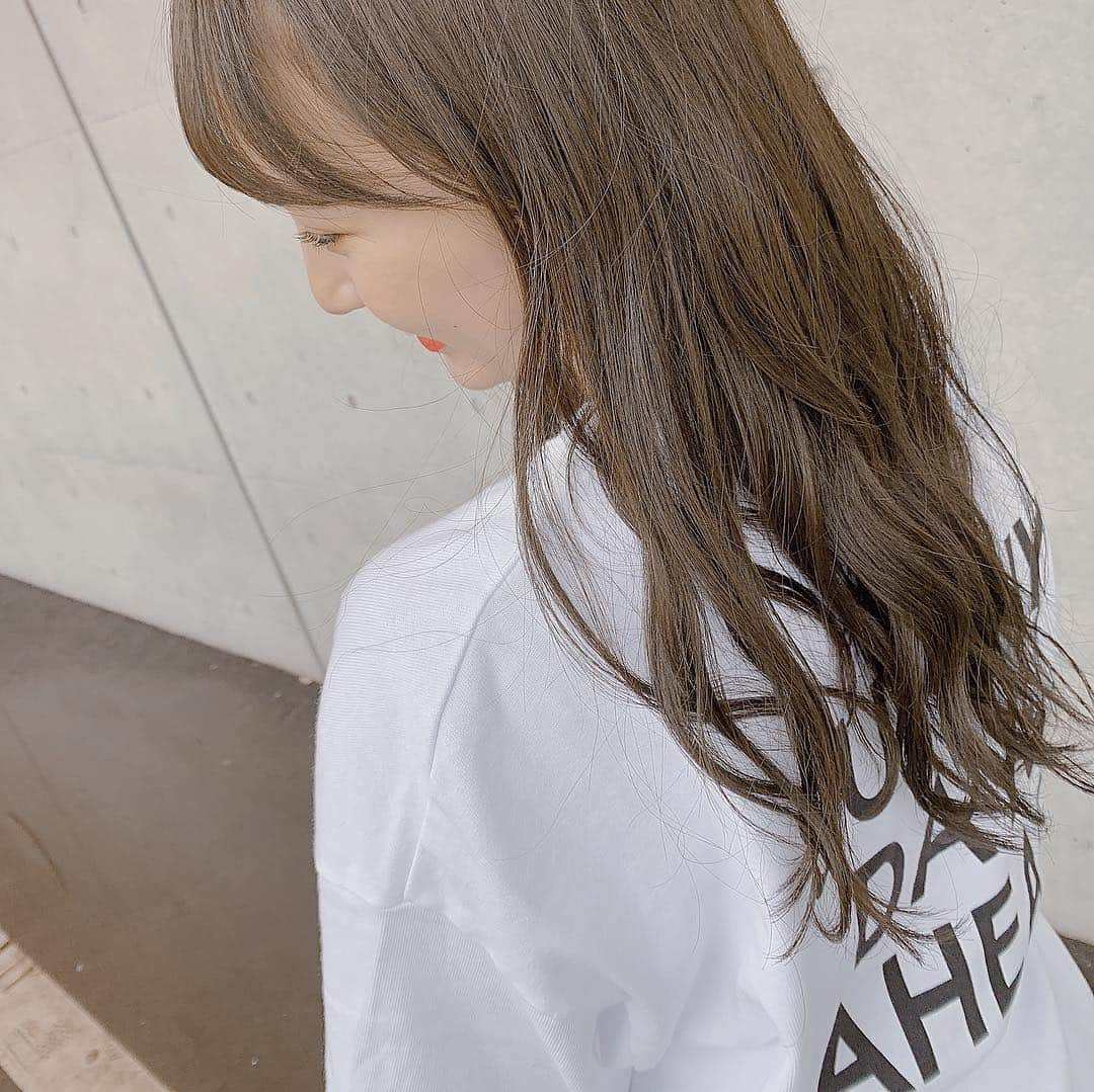 山本彩加さんのインスタグラム写真 - (山本彩加Instagram)「プチプラコーデ❤︎﻿ ﻿ ﻿ ﻿ GUのＴシャツワンピ﻿ シンプルでめちゃめちゃ可愛い(〃▽〃)﻿ ラク♡﻿ ﻿ ﻿ ﻿ #平成最後の握手会 ありがとうございました！﻿ 最近、インスタみて気になってきました！！﻿ って言ってくださる方が多くて﻿ ほんとに嬉しいですーー！！！﻿ これからもっとインスタ頑張りたいと思ってるので、みんなの好きな感じとか、投稿して欲しいことはコメントしてね💬❤️﻿ 私らしいインスタにしていきますねっ！！﻿ ﻿ いつも見てくれてありがとう！！﻿ ﻿ ﻿ ﻿ ﻿ #私服 #プチプラコーデ #プチプラ #GUコーデ #GU #Tシャツワンピ #シャツワンピ #白ティー #ゆる巻 #ヘアアレンジ #やんコーデ」4月30日 20時57分 - ayaka48_yanyan