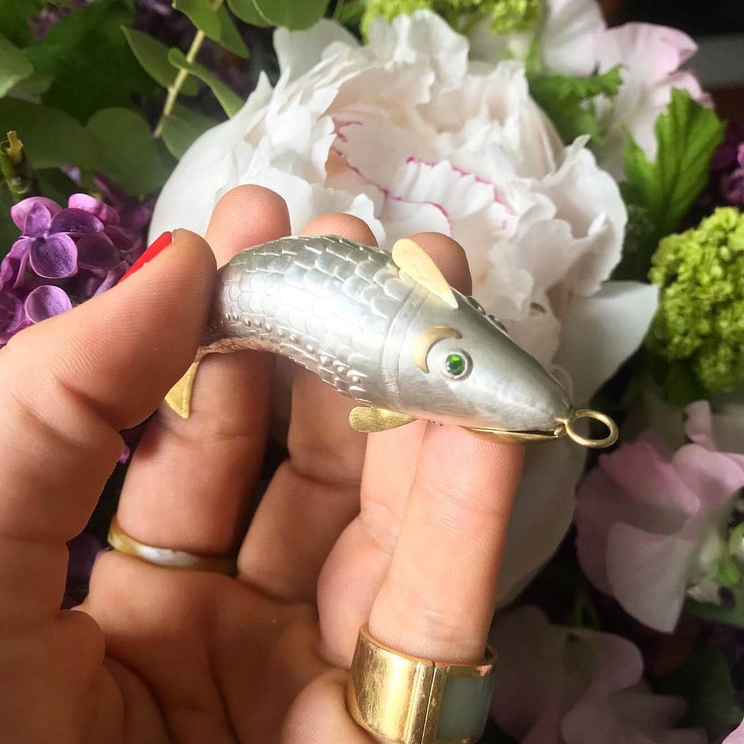 ベックスロックスさんのインスタグラム写真 - (ベックスロックスInstagram)「Monsieur Fish out of water designed with refined quirkiness. He is ready for his London delivery. Customised to the detail with articulated silver and 18k gold with Peridot eyes.  A locket full of character, flow and style.  Hand made by our highly talented Masters in Myanmar. @turquoisemountainmyanmar with 10% of the proceeds going to Marine conservation. 🌊🐟✨ ⠀⠀⠀⠀⠀⠀⠀⠀⠀ For more info on bespoke pieces contact thestudio@bexrox.com or DM us! . . .  #10YRS10ICONS #bespokeitlikeyoumeanit #artisanmade #conservation #preservation #jewelswithsoul #finejewellery #sustainablefashion #ethicaljewelry #peridot #personalisedgift #travelwithapurpose ⠀⠀⠀⠀⠀⠀⠀⠀⠀ . . . . . . . #sustainablefashion #slowfashionista #handmade #handmadejewelry #recycle #handcrafted #sustainableluxury #slowfashion #slowstyle #ethicaljewelry #ethicalfashion #reuse #artisanmade」4月30日 21時07分 - rcollectivestudio