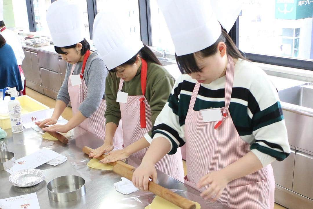 神戸製菓専門学校（公式）さんのインスタグラム写真 - (神戸製菓専門学校（公式）Instagram)「🌈オープンキャンパス🌈 #平成最後の日 ですね。本日も多くの方にご参加いただきました😊皆さん #1人1台 いちごタルトを作ってお持ち帰り🍓😆 本校の実習では、材料の計量・生地作りから最後の仕上げまで、全工程を全員が経験できます✨😊神戸製菓製菓ならでは❗️✨ ゴールデンウィーク中も、 🔶5/3(金) #いちごのショートケーキ 🔶5/4(土) #フルーツショートケーキ 🔶5/5(日) #フルーツタルト  のメニューで開催します✨ご予約は前日までにLINE@またはホームページから👍  #神戸製菓 #神戸製菓専門学校 #令和 #平成 #平成最後 #平成最後の #オープンキャンパス #パティシエになりたい #パティシエ #お菓子作り #お菓子作り好きな人と繋がりたい #いちごタルト #タルト #ワンホール #いちご #🍓#ゴールデンウィーク #GW #japanesesweet #神戸 #三宮 #神戸カフェ #三宮カフェ #pattistagram2019」4月30日 21時08分 - kobeseika_info