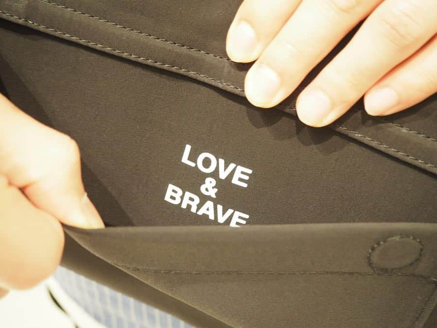 B JIRUSHI YOSHIDAさんのインスタグラム写真 - (B JIRUSHI YOSHIDAInstagram)「【 NEW ARRIVAL】 〈UNCERTAIN×PORTER×B印 YOSHIDA〉 “台本カバー LOVE&BRAVE” ・ 俳優 大森南朋氏とCHOP氏(原田 裕章)が手掛ける〈UNCERTAIN(アンサーテイン)〉より、B印 YOSHIDA完全別注の新作台本カバーが新たに登場。 ・ 今回登場した台本カバーは、ロクヨンクロスと呼ばれるコットンナイロン素材を使用。 ・ 台本がばらっとならないように留め具が設けられたこのカバーは、取り外し可能なショルダーストラップ付き。更にこのショルダーストラップは、ワンアクションで長さを伸ばすことができる優れもの。取り外しが可能なので、現場の照明やADスタッフさん達、さらには女優さんにも使用していただけるような仕上がりです。 ・ 台本だけでなく、内側と外側にはペンや付箋、メモ帳なども一緒に持ち運べるスペースを設けることで様々な使い方が可能。 ・ また別売りの台本ノートは、「監督や役者志望の方々はもちろん、ノートや日記、スケジュール帳にも使えるのでその人独自の使い方をしてもらえたら嬉しいです。」と言う大森南朋氏のメッセージの通り、マルチに使えるノートとしてオススメ。 ・ 大森氏とCHOP氏が日々感じ、考えていることを形にして生まれたこの台本カバーは、見た目も良く機能的な気の利いた他では存在しない逸品。 ・ COLOR:BLACK ¥27,000+TAX  bjirushiyoshida #B印YOSHIDA #代官山 #daikanyama #TOKYO #BEAMS #ビームス #yosidakaban #吉田カバン #ポーター  #porter #비지루시요시다 #도쿄 #다이칸야마 #빔스 #빔즈 #포터 #데일리룩 #백팩 #B印YOSHIDAlineup#UNCERTAIN #大森南朋 #原田裕章 #台本カバー #台本」4月30日 21時06分 - bjirushiyoshida