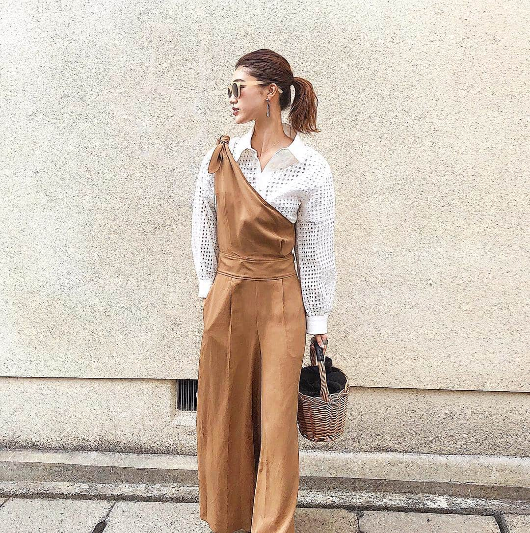 影山可蓮さんのインスタグラム写真 - (影山可蓮Instagram)「・ ・ #coordinate 🧳 ・ ・ 好みの春アイテム合わせ💐 珍しくちょっとガーリー👧🏼🎗 ・ 🏷 TOPS @gyf_tokyo  PANTS  @lagunamoon_com  GRASSES  #ungrid  ACC #seadsmara ・ ・ ✔️#TOPS  立体的な四角い穴の空いたレースで 背中や裾あたりもデザイン性が高くてお気に入り✨✨ ふにゃっとしない張り感のある生地で 1枚でも決まるのが嬉しい〜🙆🏽‍♀️ #gyf_tokyo ・ ・ ✔️ #pants  ウエストから上が外せる、二度美味しい2way👖！ 今はブラウスとかTシャツ合わせだけど、これから夏にかけてタンクとかと合わせて着たい〜✨ #lagunamoon ・ ・ ・ ・ #karen_k_outfit  #outfit #ootd  #instafashion  #ギャフトーキョー#gyfsponsore  #ラグナムーン  #fashion  #コーデ #コーディネート #今日のコーデ #私服」4月30日 21時16分 - karenoutfits