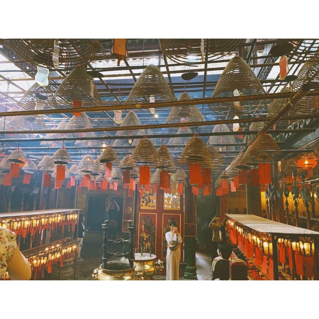 齊藤英里さんのインスタグラム写真 - (齊藤英里Instagram)「文武廟。 香港最古の道教のお寺なんだって！ 天井にある沢山の御線香凄かったなあ。 #gw #香港」4月30日 21時12分 - erisaito.official
