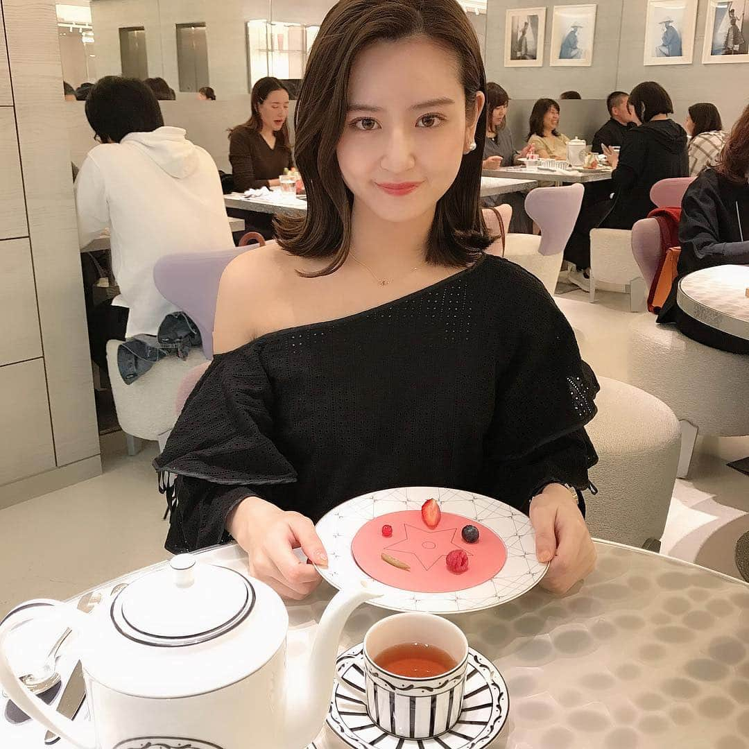 Ayaさんのインスタグラム写真 - (AyaInstagram)「Dior cafe💋💄 . 妹が東京に遊びにきたので 行きたかったところへ…❤︎ こんな可愛いとこあったなんて知らんかった✨ お皿も店内も可愛いかった💗 デザートも美味しくて幸せ😌💗 . . #diorcafe#dior#東京#銀座#銀座カフェ#cafe#sweets」4月30日 21時13分 - aya__fit