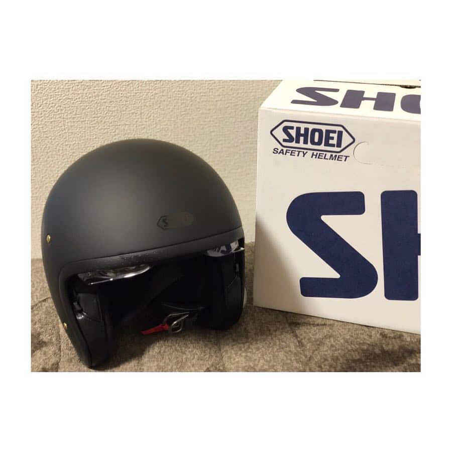 宇田恵菜さんのインスタグラム写真 - (宇田恵菜Instagram)「New helmet by @shoeihelmetsusa  ヘルメット 新調しました❤️ 3個あるけど、4年使ってるヘルメット を、ありがとうお疲れ様！ と、しました！いい味でてるわー😂✨ これからは、この子とたくさん旅をする！ ------------------------- #motorbike #motorcycle #drifter #vulcan #mybike #ridding #womanrider #vulcandrifter #kawasaki #rider #バイク #バルカン #ドリフター #イザベラ #女性ライダー #バイカー #マイバイク  #kawasakivulcan #kawasakigirl #バルカンドリフター  #えなイズム #ソロツーリング #恵菜バイク #バイク女子 #カワサキ女子 #バイク好き #ショウエイ #shoei」4月30日 21時14分 - ena2727