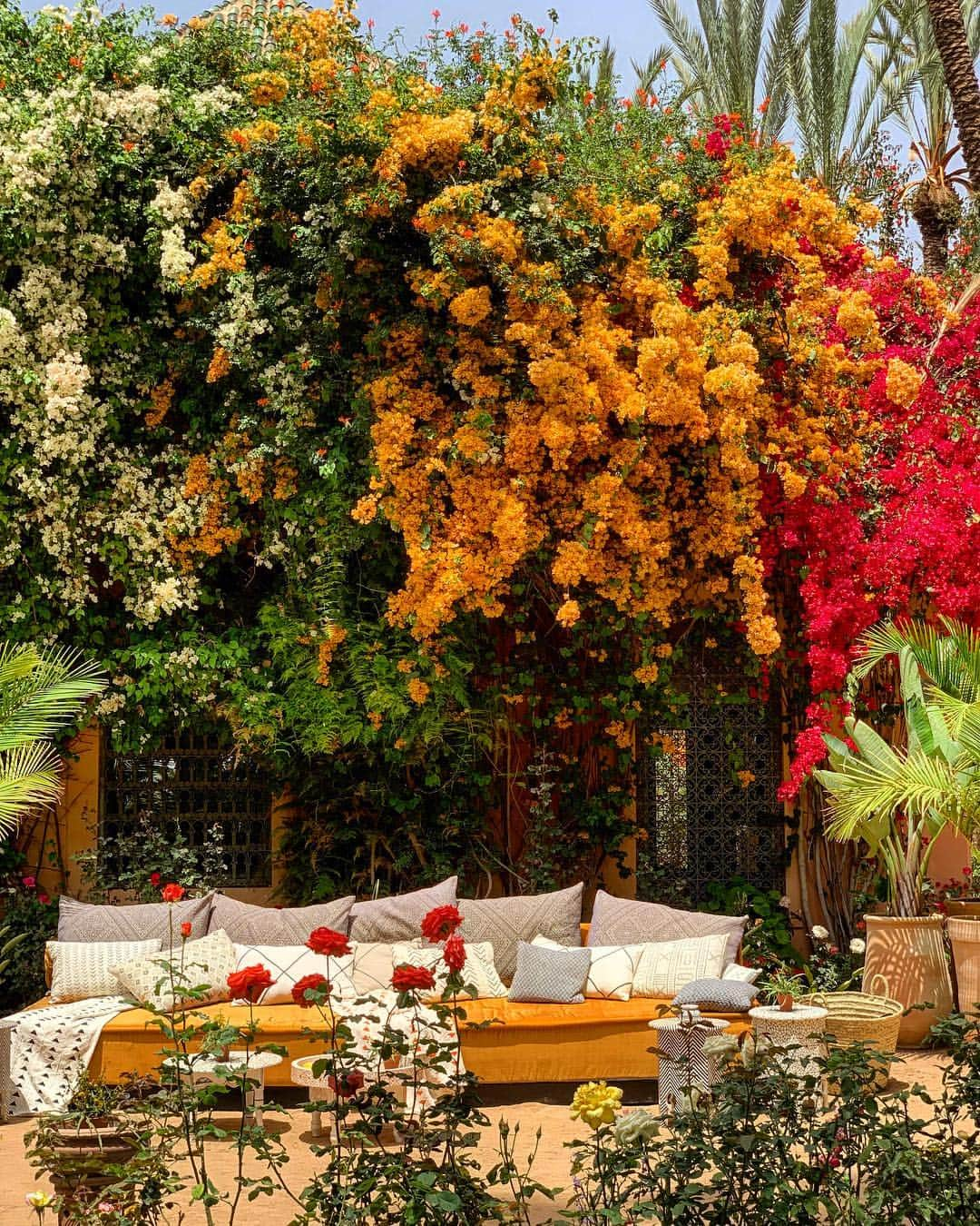 Harper's BAZAARさんのインスタグラム写真 - (Harper's BAZAARInstagram)「When the bougainvillea matches the chaise🌸🌸. The beautiful setting at Villa Addi for the @dior luncheon 📸 @nicolefritton  #Diorcruise #Marrakech」4月30日 21時25分 - harpersbazaarus