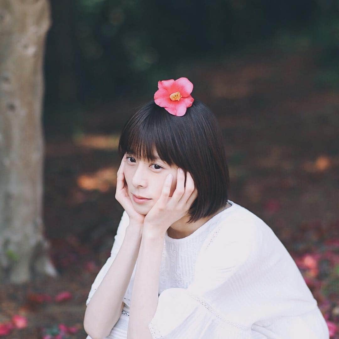 吹越ともみさんのインスタグラム写真 - (吹越ともみInstagram)「のっけたくなるよね〜〜 ㅤㅤㅤㅤㅤㅤㅤㅤㅤㅤㅤㅤㅤ お花や草木のように、根をはれる人になりたいです。 平成に出会ってくれたみなさまありがとう〜〜！！！ ㅤㅤㅤㅤㅤㅤㅤㅤㅤㅤㅤㅤㅤ ㅤㅤㅤㅤㅤㅤㅤㅤㅤㅤㅤㅤㅤ ㅤㅤㅤㅤㅤㅤㅤㅤㅤㅤㅤㅤㅤ かめら🌺(@_hikari_shot) #photo#photography#camera#portrait#flower #🌺#🌺#🌺」4月30日 21時25分 - fukitomo
