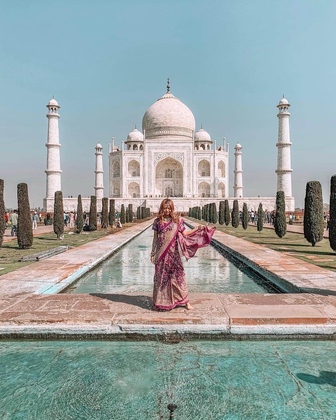 RUI ONUMAさんのインスタグラム写真 - (RUI ONUMAInstagram)「ㅤㅤㅤㅤㅤㅤㅤㅤㅤㅤㅤㅤㅤ Taj Mahal🕌🌟 ㅤㅤㅤㅤㅤㅤㅤㅤㅤㅤㅤㅤㅤ タージマハル！！！ 真っ白な大理石で作られている ”世界一美しい霊廟” ㅤㅤㅤㅤㅤㅤㅤㅤㅤㅤㅤㅤㅤ インドに行ったら絶対に 行きたかった場所♡ ㅤㅤㅤㅤㅤㅤㅤㅤㅤㅤㅤㅤㅤ インドの民族衣裳のサリーを着て 行ってきました🇮🇳 ㅤㅤㅤㅤㅤㅤㅤㅤㅤㅤㅤㅤㅤ 驚くほど綺麗なシンメトリー✨  ㅤㅤㅤㅤㅤㅤㅤㅤㅤㅤㅤㅤㅤ ＰＳ.平成最後の今日は 平成を懐かしむ会をしたよ👌🏽🤣✨ ストーリーたくさん更新したから見てね(笑) 高校生w ありがとう平成🙏 青春時代は完全に平成にあり。って感じ ㅤㅤㅤㅤㅤㅤㅤㅤㅤㅤㅤㅤㅤ  ㅤㅤㅤㅤㅤㅤㅤㅤㅤㅤㅤㅤㅤ ――――――――――――― ㅤㅤㅤㅤㅤㅤㅤㅤㅤㅤㅤㅤㅤ 🗺 #インド #india #アグラ #agra ㅤㅤㅤㅤㅤㅤㅤㅤㅤㅤㅤㅤㅤ 📍 #タージマハル #tajmahal  ㅤㅤㅤㅤㅤㅤㅤㅤㅤㅤㅤㅤㅤ ――――――――――――― ㅤㅤㅤㅤㅤㅤㅤㅤㅤㅤㅤㅤㅤ #おーぬまんIndia旅」4月30日 21時22分 - onumaaan