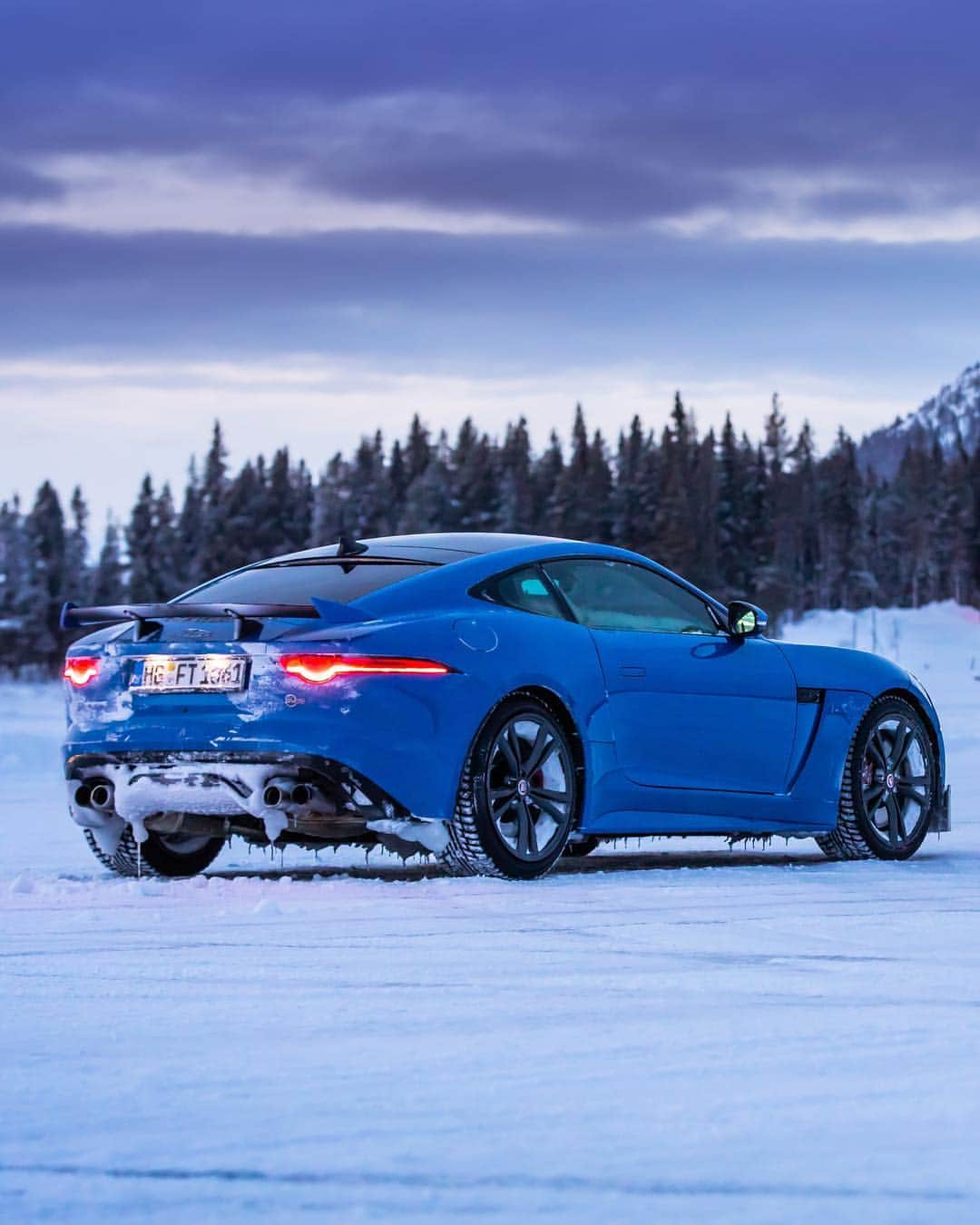 Jaguarさんのインスタグラム写真 - (JaguarInstagram)「A spectacular sub-zero performance on the edge of the #ArcticCircle.  #Jaguar #FTYPE #SVR #Luxury #Performance #SportsCar #SuperCar #V8 #JaguarExperience #IceAcademy #Arjeplog #Sweden #CarsofInstagram #InstaCar #SV #SpecialVehicleOperations」4月30日 21時27分 - jaguar