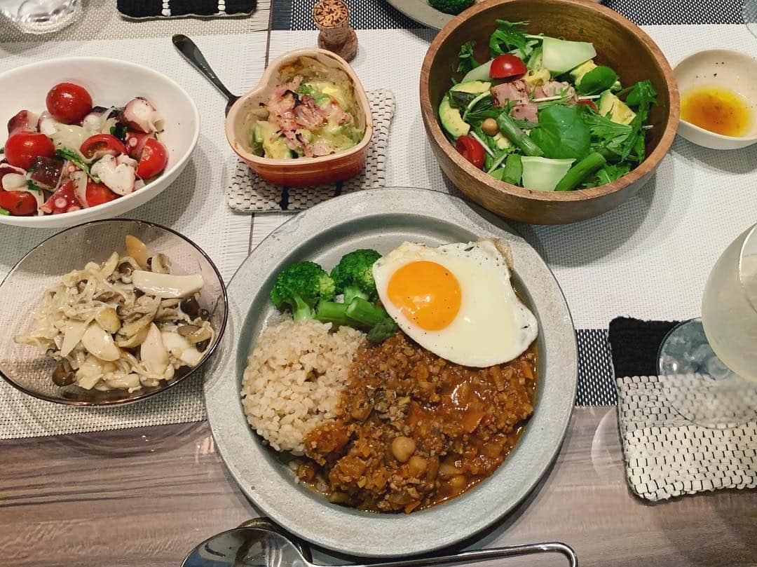 三倉茉奈さんのインスタグラム写真 - (三倉茉奈Instagram)「平成最後の晩ご飯は キーマカレーにしました☺︎特に理由はないけど笑 冷蔵庫の残り物の野菜やキノコを細かく刻んでひき肉と一緒に炒めて、カレー粉やトマト缶で味付け。ご飯は玄米ご飯。あとはサラダやタコのマリネ、きのこマリネ、アボカドチーズ焼きなどなど。スパークリングワインで、改元をお祝い。令和も良い時代になりますように。令和もよろしくお願い致します。 #cooking #curry #キーマカレー #平成から令和へ #平成最後の日」4月30日 21時32分 - mana_mikura_official