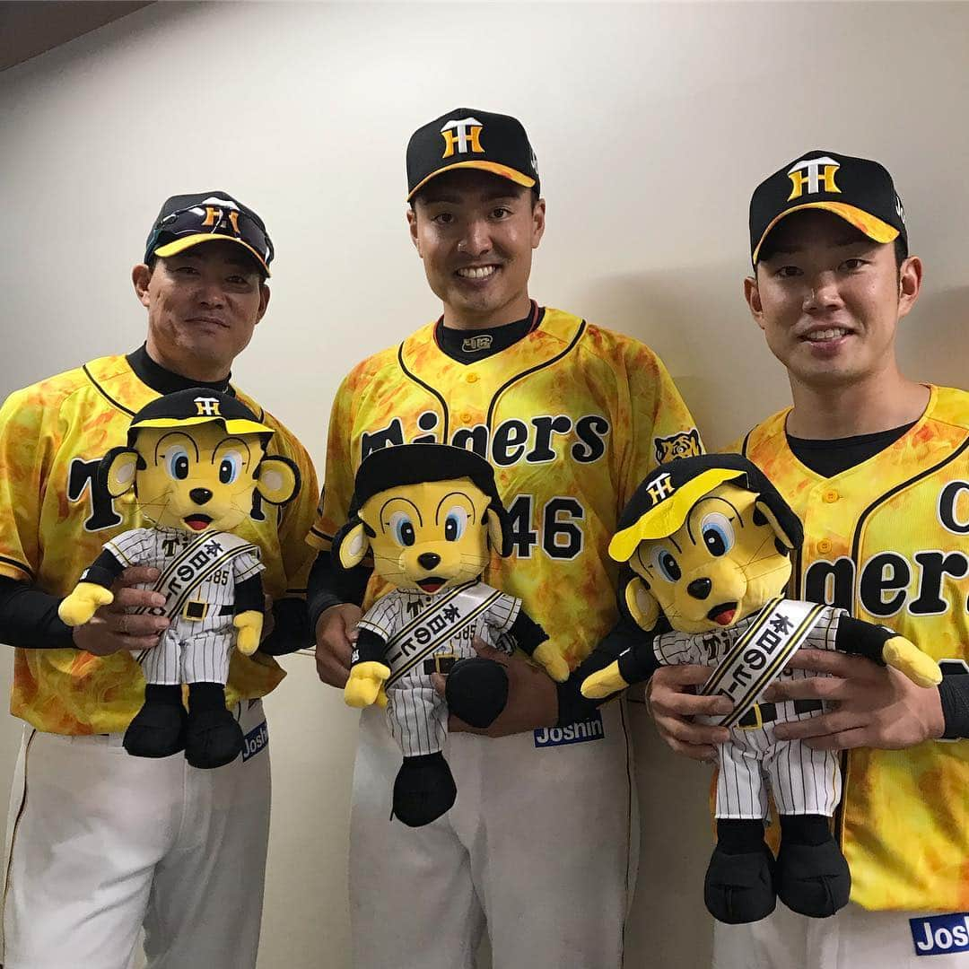 阪神タイガースさんのインスタグラム写真 - (阪神タイガースInstagram)「今日のヒーロー福留選手、秋山選手、糸原選手‼️ #福留孝介 選手 #糸原健斗 選手 #ナイスバッティング ✨ #秋山拓巳 選手 #ナイスピッチング ✨ #平成最後の勝利投手 ✨✨ #カメラを素通りする旧キャプテンと無茶ぶりされる新キャプテン #今日のヒーロー #todayshero  #ぶち破れオレがヤル」4月30日 21時43分 - hanshintigers_official