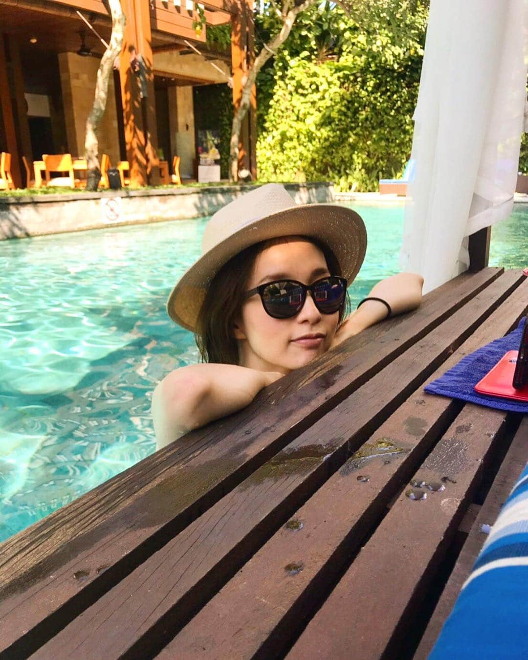 佐々麻梨江さんのインスタグラム写真 - (佐々麻梨江Instagram)「The last day of “HEISEI “era. But just a normal day for us in Bali. Chilling in the pool on a sunny day.(with Netflix) あっノーマルじゃないわコレ。 * * * プールに入りながら、Netflixみる幸せ😚 コンマリのドキュメンタリーみて引越し後の家の整理のモチベーションあげてる📺 * * * #konmarimethod  #Netflix  #chillout  #bali #tripstagram #instatravel  #여행스타그램  #발리  #발리여행」4月30日 21時39分 - maries129