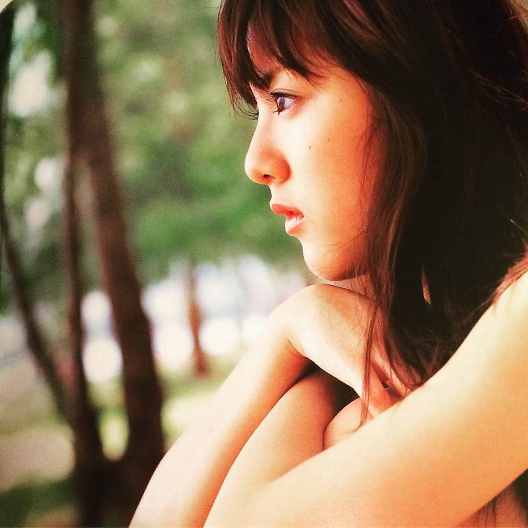 浜口順子さんのインスタグラム写真 - (浜口順子Instagram)「まもなく平成が終わろうとしております。 昭和60年に生まれ、 昭和から平成に育ててもらいました。 両親に感謝しています。 平成は個人的にもいろんなことがありました。 人生の節目がたくさん。  思い出もたくさん。 16歳で上京し、今日までこのお仕事を続けさせていただいていることに心から感謝致します。 そして明日から令和という新たな日々。 平成で学んだことや感じたことたくさんいかしていきたいですし、 令和でのいろんなご縁を大切にしていきたいと思います💐 過去を振り返ることも大切ですよね。 つながってるんですもん。 でも、過去だけじゃなくて未来もしっかり見ることも大切。 平成という時代 たくさんの思い出や学びをありがとうございました❗️ そしてフォロワーの皆さま、 令和もよろしくお願いします🥺  写真は 16歳。 未来を見上げる過去の自分を振り返る33歳。 平成ありがとう❗️」4月30日 21時40分 - hamaguchijunko