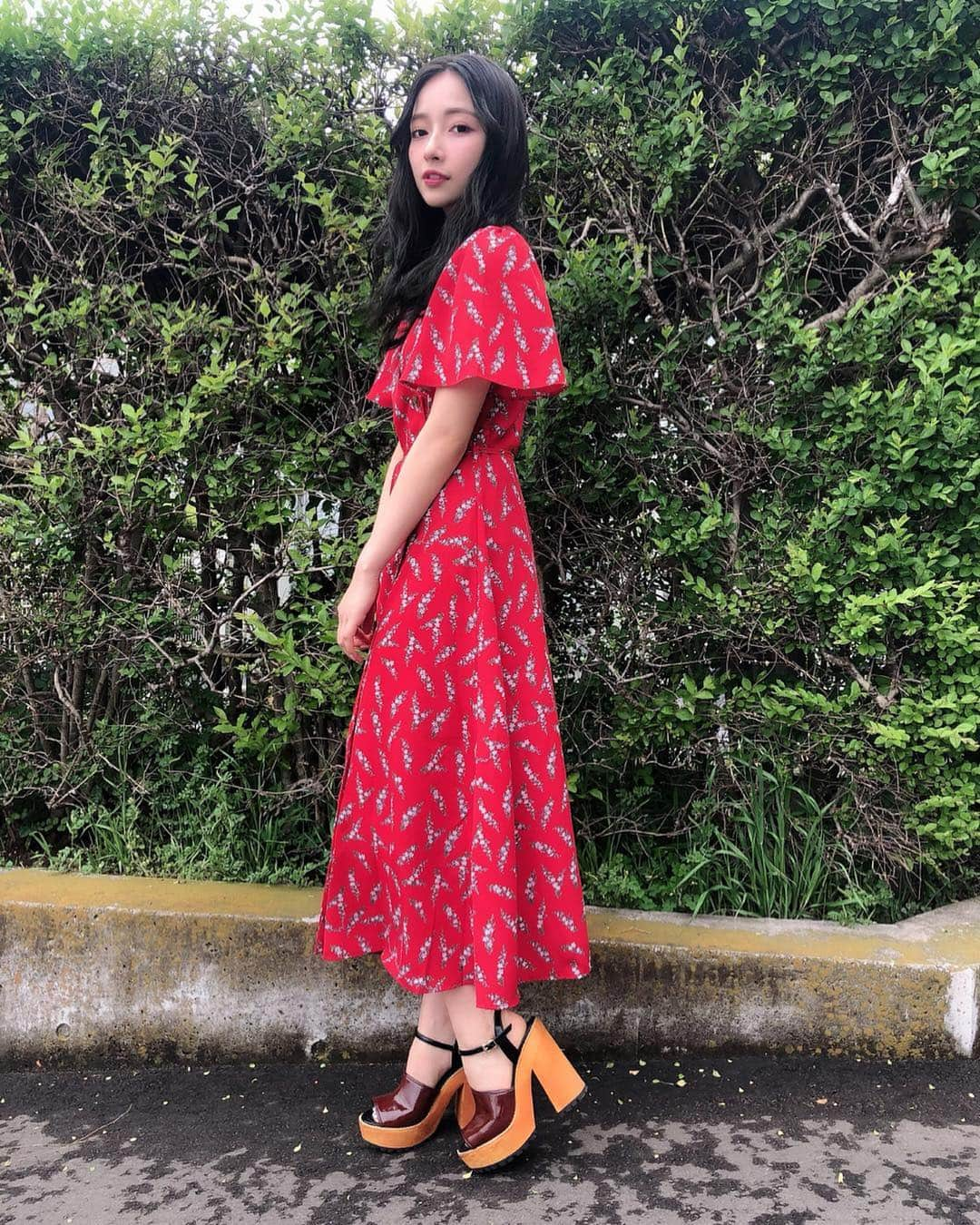 村瀬紗英さんのインスタグラム写真 - (村瀬紗英Instagram)「#dailylook . Day2🤝❤️in #幕張メッセ . 今日は @andgeebee_official 新作の赤ワンピ♡🥀 . 2日間ありがとうー😊 #fashion #ootd」4月30日 21時41分 - saepiiii.m