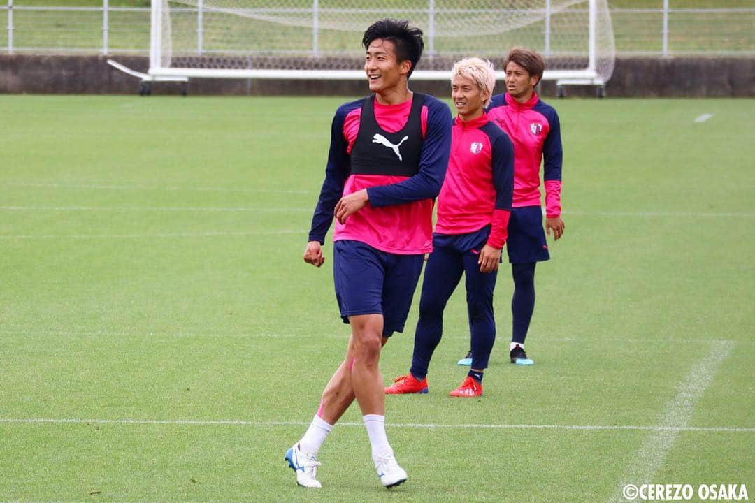 都倉賢のインスタグラム：「令和は勝って勝って勝ちまくるぞー💪 悪い膿は平成に置いていきます🙏  #平成最後の練習 #Jleague #Jリーグ #サッカー #soccer #Osaka #cerezo #大阪 #セレッソ #J1 #背番号9 #9 #goals #dream #スポーツ #sport  #football #kentokura #都倉賢 #SakuraSpectacle #ピンクの似合う男におれはなる」
