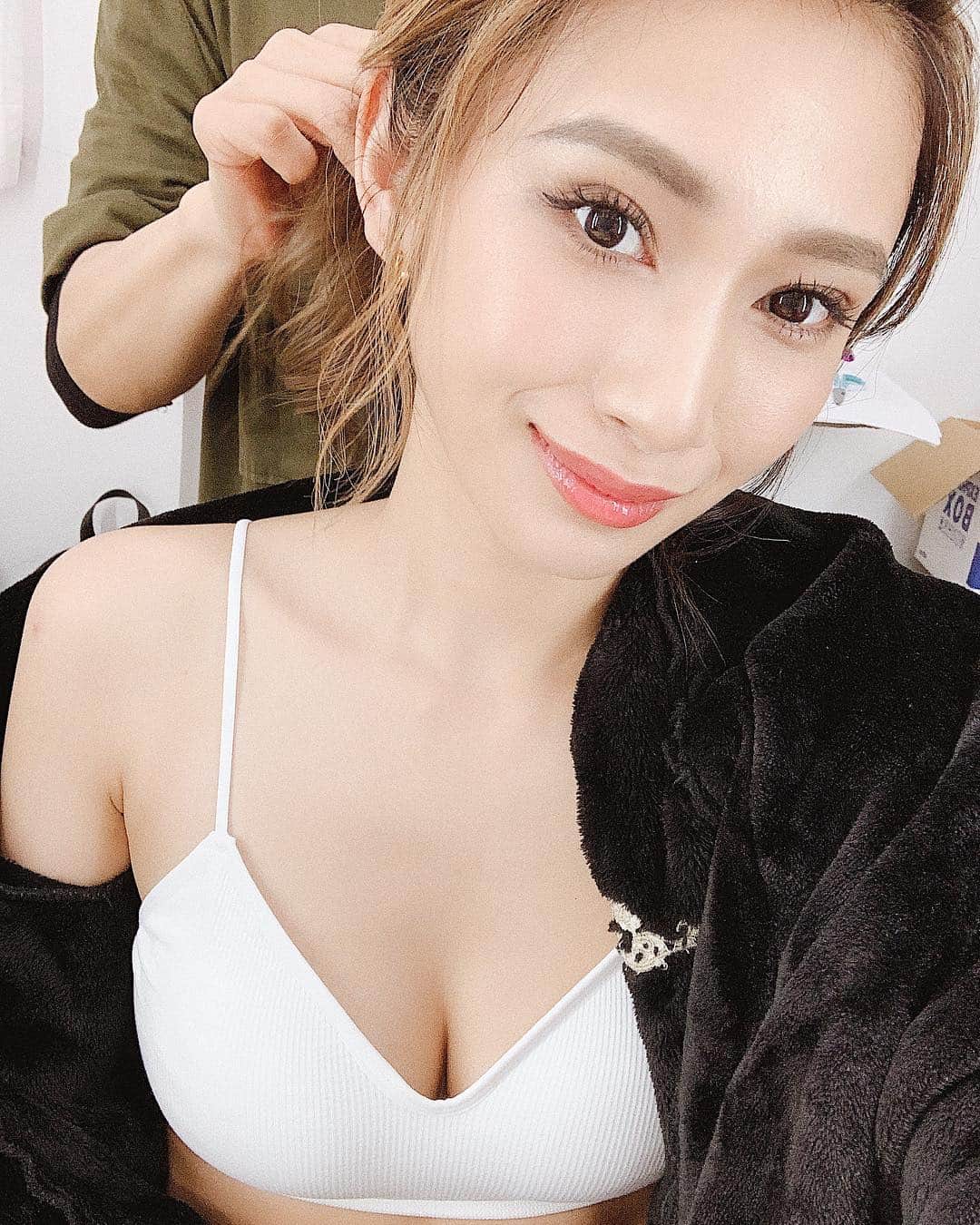 新井ニーニャのインスタグラム：「なんだかんだ通い始めて1年以上たつ🥺❤️﻿ 妊娠出産を通しても、毎月欠かさず通ってる #まつエク 💕@it_405 ﻿ ﻿ ﻿ ここ数ヶ月前からフラットラッシュにしていて、全然取れないから次行くタイミングいつもわかんなくなるぐらい持つの🥺﻿ 撮影だったから3週間くらいでお直してもらったんだけど、日常生活には問題ないくらい残ってた👏🏽さすがまいさん🥺💕﻿ ﻿ レシピはまいさんのインスタで詳しく見れるよ〜💕色んな人の目が載せてあるから、理想のデザイン探してみて❤️﻿ @it405_mai ﻿ ﻿ ﻿ あっ！あとニーニャのインスタを見たって予約すると、全メニュー500円引きにしてくれるそうなので、是非使ってね〜〜〜🥰❤️﻿ ﻿ まいさんいつもありがとうございます🥰💕﻿ まいさんがいないと、私の顔がなりたたない〜🤣🤣﻿ ﻿ ﻿ ﻿ #まつエクデザイン #キャッツアイ #キャッツまつエク #セクシーアイ #目尻長め #目尻 #まつえく #マツエク #まつげ #まつげエクステ #撮影 #メンテナンス #モデル #セルフィ #下着撮影 #モデル撮影 #アパレル #撮影モデル」