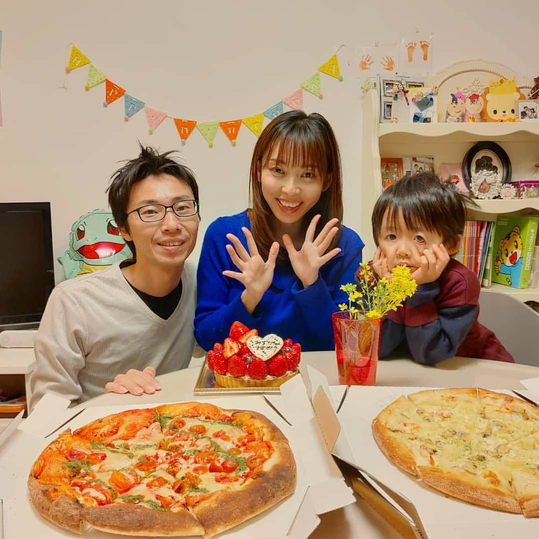 清野紗耶香さんのインスタグラム写真 - (清野紗耶香Instagram)「🎗️ my誕生日4/5の家族写真👪 #20190405 🎗️もう年を重ねるのは全然嬉しくないけど 祝ってくれる人がいるから嬉しいてなもんだ～！ #平成最後の日　の更新。年号が変わるってなんだかドキドキするー #20190430  皇后両陛下さまお疲れ様でした。これからも健康で長生きしてください。  #4歳1ヶ月#年中#まめちょびん#男の子ママ #アンビエンテ #プレゼント企画 #アンビ母の日2019 #平成最後の誕生日 #平成最後のはいチーズ #平成最後の春 #スマイルビスコ#スマイルビスコフォト @glico_smilebisco #コドモダカラ #子どものいる暮らし #millymilly #mamanoko #mamano #comona #ikumama #hugkum #ママライフカメラ @mamalife_official  #はぐピク#ママchan #親バカ部#親バカ部男の子」4月30日 21時46分 - seino_sayaka