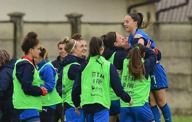 サッカーイタリア代表さんのインスタグラム写真 - (サッカーイタリア代表Instagram)「#Under16 Femminile ⚽️ Torneo delle Nazioni: cinquina alla Macedonia🇲🇰, le #Azzurrine🇮🇹 conquistano la prima vittoria . Dopo la sconfitta all’esordio con il Giappone arriva il pronto riscatto. Leandri: “Ottima prova, le ragazze hanno interpretato al meglio la partita” . . #VivoAzzurro」4月30日 21時47分 - azzurri