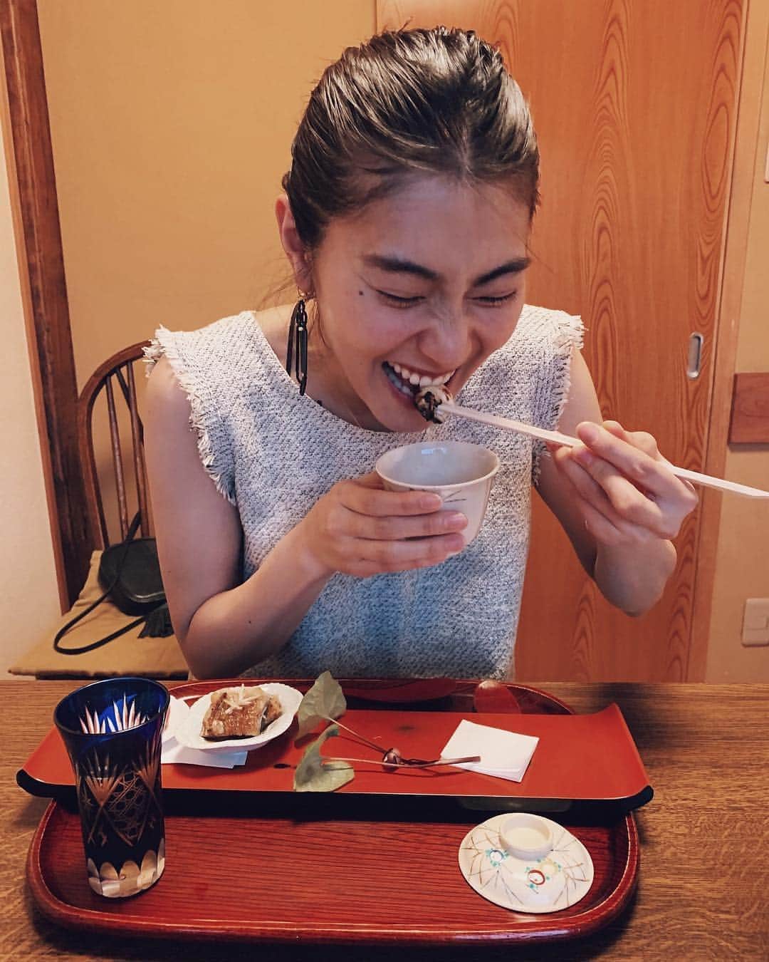 のインスタグラム：「フグの白子美味しかった😵 そしてハマグリのお刺身ってこんなに美味しいんだ😳 . . ⚠️食べ方は基本野生的☹️ . . #kyoto #japanesekaiseki #japaneserestaurant #holidaymood #kyotographie2019 #art  #sashimi #photography #天ぷら松 #京都 #京都グルメ」
