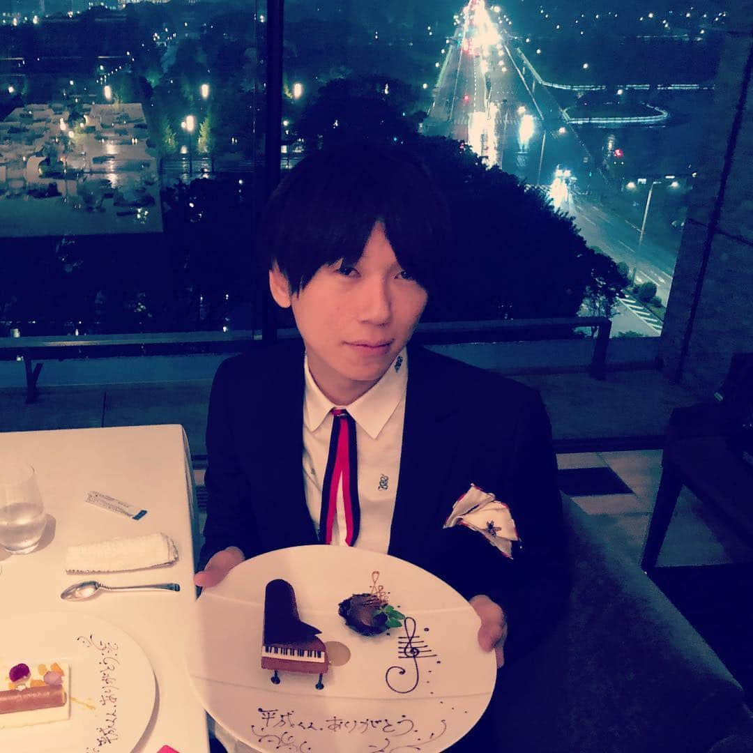 古市憲寿さんのインスタグラム写真 - (古市憲寿Instagram)「もうすぐ平成も終わるね。たくさんのありがとう。  #平成くんありがとう #平成くんさようなら」4月30日 21時49分 - poe1985