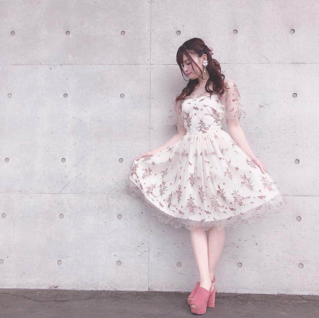 田北香世子さんのインスタグラム写真 - (田北香世子Instagram)「私服は結構前にセールで買った @lily_brown_official のワンピース🌸👗 めちゃかわ！！イヤリングもお気に入りです🥰」4月30日 21時54分 - kayoko_takita