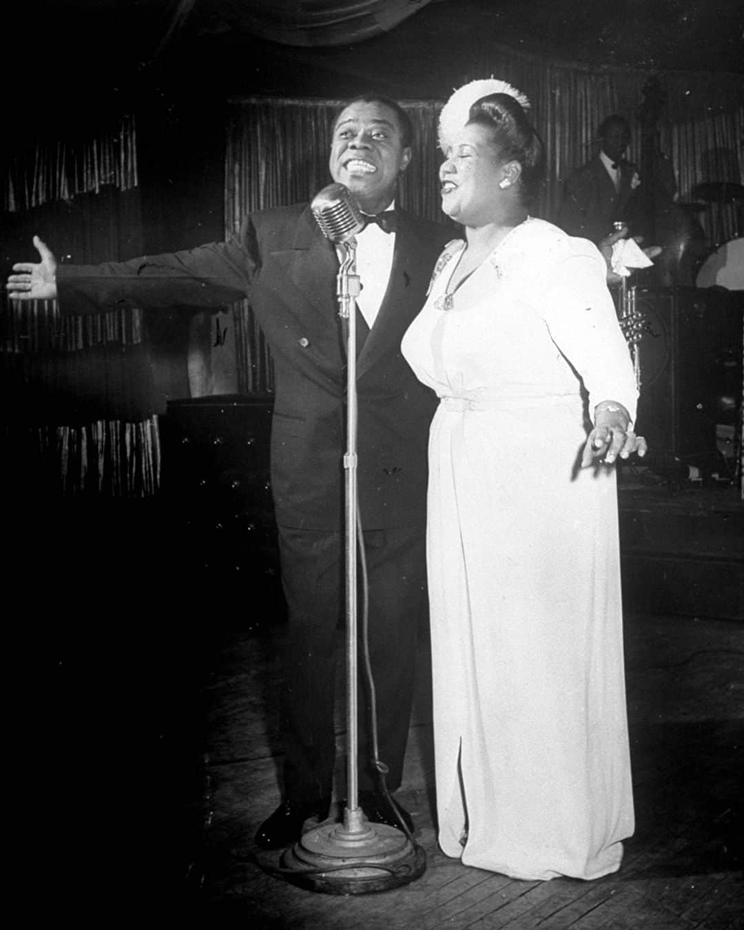 lifeさんのインスタグラム写真 - (lifeInstagram)「LIFE legends Louis Armstrong and Velma Middleton performing at Cafe Zanzibar in New York City, 1944. Happy International Jazz Day!! (Alfred Eisenstaedt—The LIFE Picture Collection/Getty Images) #LIFElegends #Jazz #InternationalJazzDay」4月30日 21時55分 - life