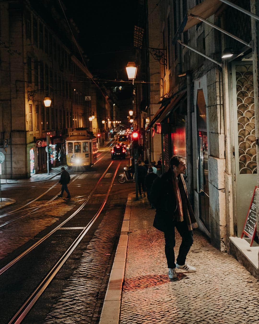 Putri Anindyaさんのインスタグラム写真 - (Putri AnindyaInstagram)「#reallifemoviescenes First evening in Lisbon // this was my greeting scene when i first landed in the capital of Portugal. This city’s night scene is very cinematic. Just the way i like it.」4月30日 21時55分 - puanindya
