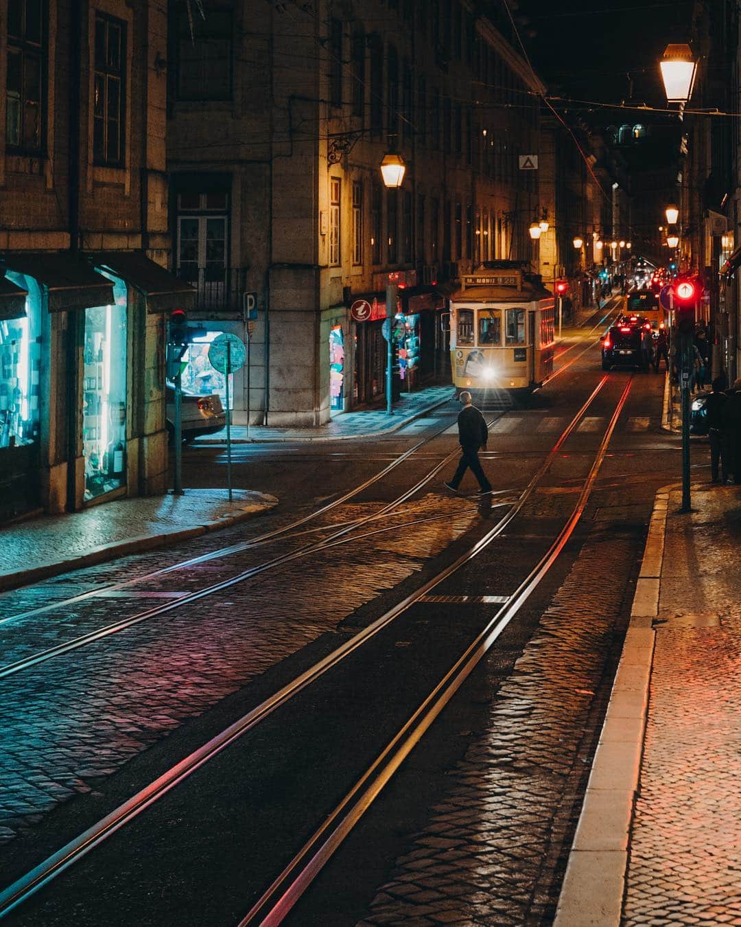 Putri Anindyaのインスタグラム：「#reallifemoviescenes First evening in Lisbon // this was my greeting scene when i first landed in the capital of Portugal. This city’s night scene is very cinematic. Just the way i like it.」