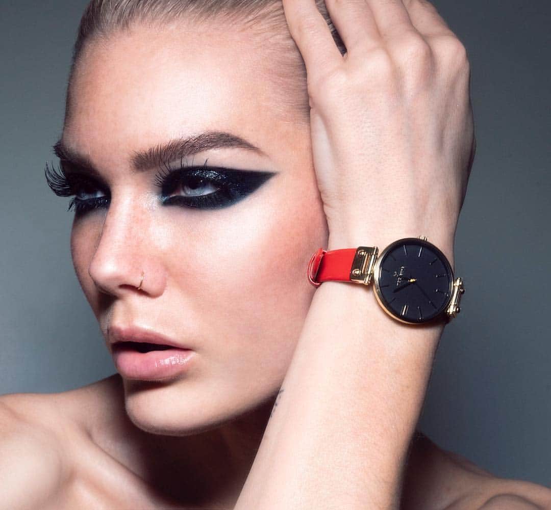 Linda Hallbergさんのインスタグラム写真 - (Linda HallbergInstagram)「If you ever are out of ideas, try to match your makeup with your accessories! I LOVE to match my eyes and lips with my new Mockberg x Linda Hallberg watch! The shiny vegan leather, the gold and the black gives me so much inspiration to create different looks! Do you want to see more looks inspired by the watch by the way? And you know you can pre order the watch at Mockberg.com? right? :) (Link is in bio)  It's limited edition so go get it before it's gone! #ad #reklam @mockberg #mockbergxlindahallberg」4月30日 21時57分 - lindahallberg