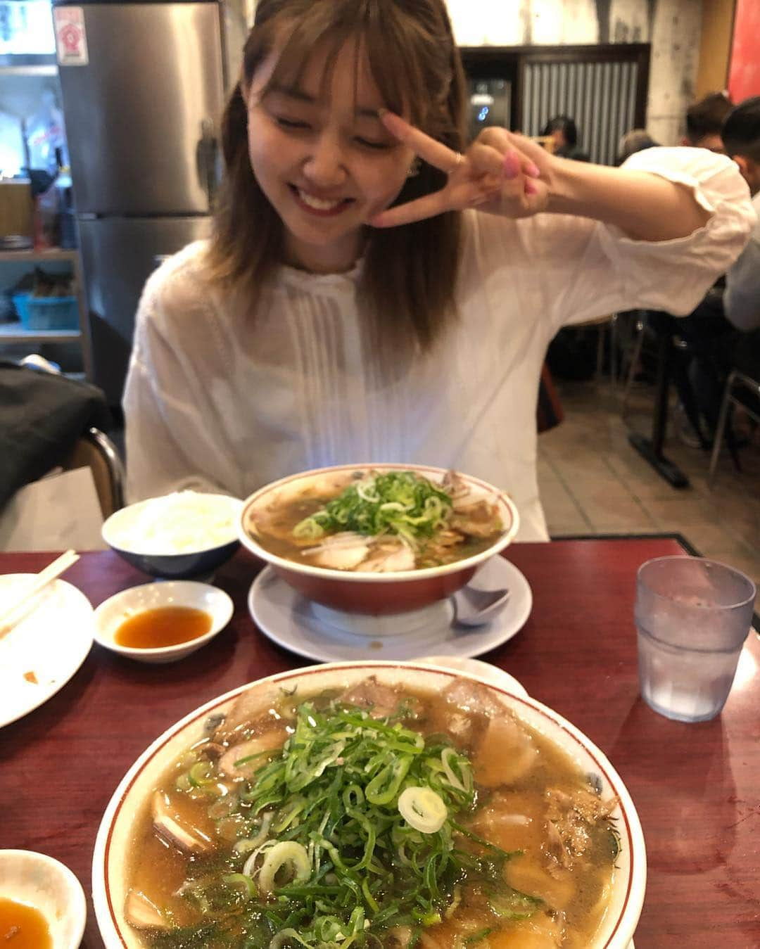 江野沢愛美さんのインスタグラム写真 - (江野沢愛美Instagram)「寒い中並んで食べるラーメンは格別でしたよ🍜 平成最後の日私はお友達ととても楽しく過ごしています！！ 明日は令和1日目。そしてそんな記念すべき日にカレンダーイベント🥺 うれしいなぁ、楽しみにしてます！ #私は明日ピンクの服着るよん笑 #光り輝くご飯 #先に餃子を平らげるスタイルの高橋さん #ラーメン  #京都旅行 #第一旭」4月30日 21時57分 - enosawa_manami