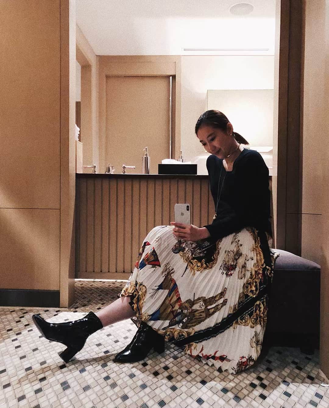 花井瑠美のインスタグラム：「今日で平成最後の日✨ 平成31年、私同い年なんだ。 だから振り返ったら順調に歩んでる。 今年は、第2の私のスタートだと思ってて同じように新しい時代で、なんか凄いなぁ〜🌏 今まで尊敬する人は沢山いるけど、誰かに憧れたりこうゆう人になりたいって一度も無かったけど、初めて出会えた。 そうゆう人に出会えて本当にやりたい事、やれる事、やるべき事がある。 それが世の中の為に必ずなると思う。 そして私が目指す事に本気で協力、賛同してくれる人に沢山出会えてる。 幸せな事で本気で感謝しかない。 ・ 令和は個の時代。 それぞれのアイディンティーをそれぞれが協力し合う。 新しい時代を全力で豊に謳歌しよう。 ・ #令和#平成#昭和#新しい時代」